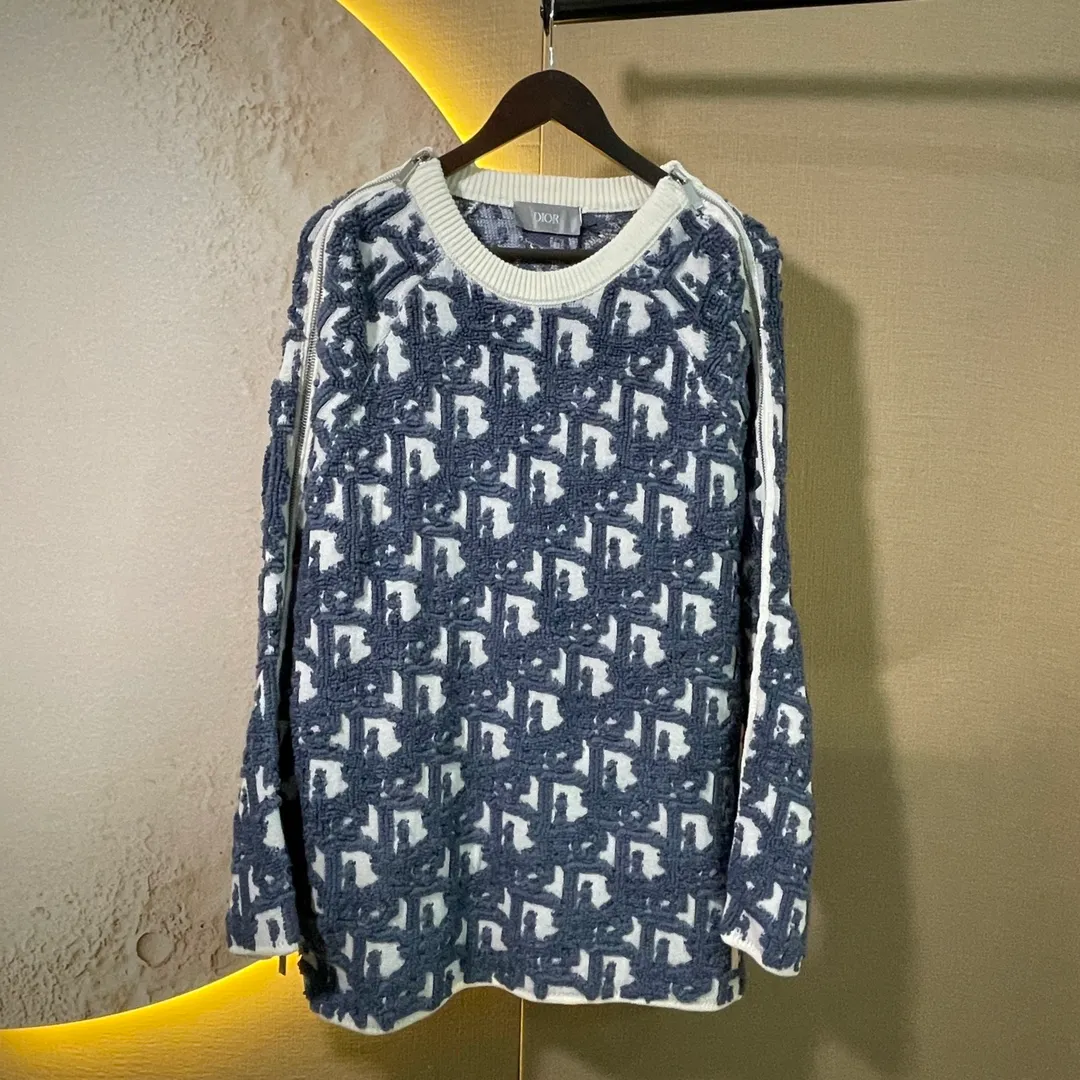 🅿️630 Dio*/Dior 24ss new jacquard zipper sweater is carefully made of white sheep wool blended fabric, and is decorated with classic Oblique printing to enhance the style. Zippered sleeves add style, while a ribbed crew neck adds contrasting texture. Can be paired with jeans for a lively casual look Size: 0/1/2/3