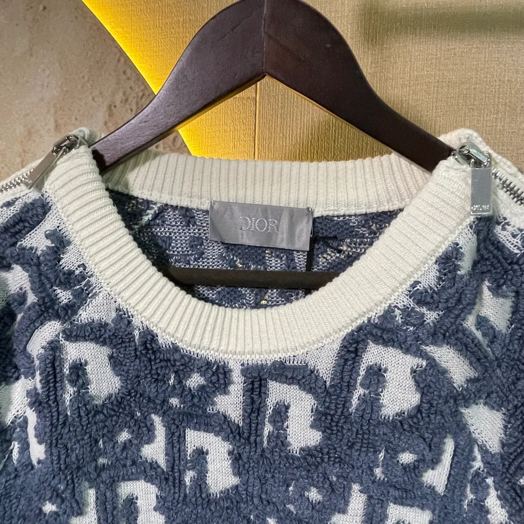 🅿️630 Dio*/Dior 24ss new jacquard zipper sweater is carefully made of white sheep wool blended fabric, and is decorated with classic Oblique printing to enhance the style. Zippered sleeves add style, while a ribbed crew neck adds contrasting texture. Can be paired with jeans for a lively casual look Size: 0/1/2/3