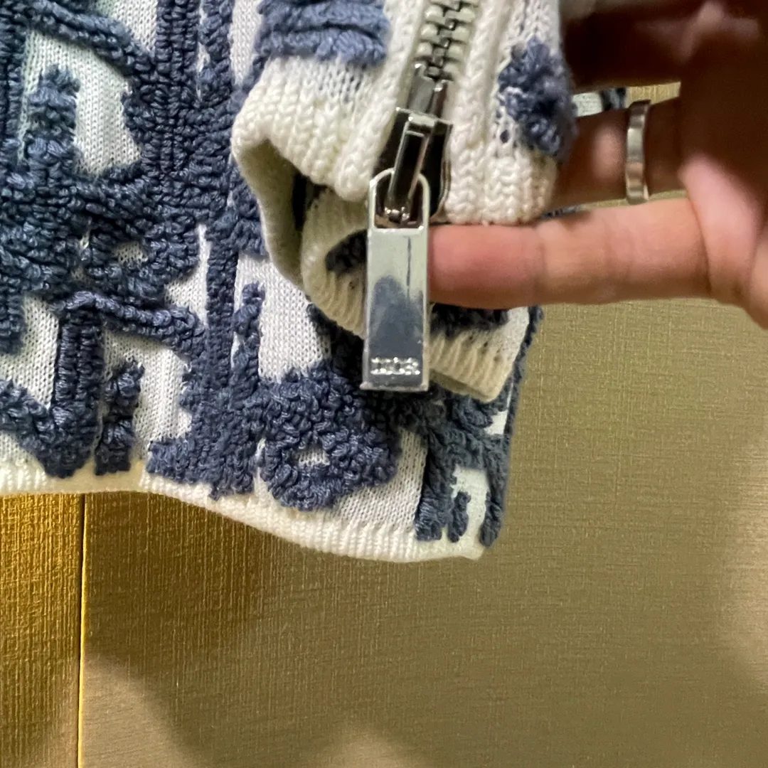 🅿️630 Dio*/Dior 24ss new jacquard zipper sweater is carefully made of white sheep wool blended fabric, and is decorated with classic Oblique printing to enhance the style. Zippered sleeves add style, while a ribbed crew neck adds contrasting texture. Can be paired with jeans for a lively casual look Size: 0/1/2/3