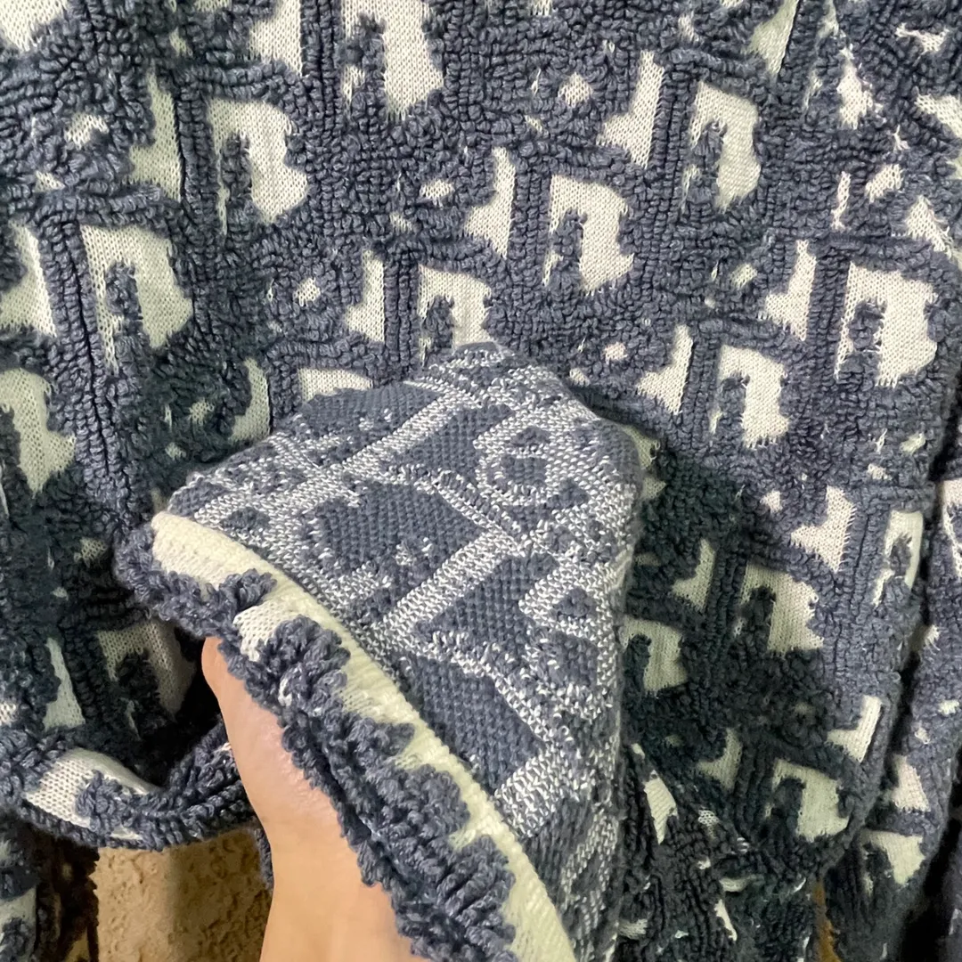 🅿️630 Dio*/Dior 24ss new jacquard zipper sweater is carefully made of white sheep wool blended fabric, and is decorated with classic Oblique printing to enhance the style. Zippered sleeves add style, while a ribbed crew neck adds contrasting texture. Can be paired with jeans for a lively casual look Size: 0/1/2/3