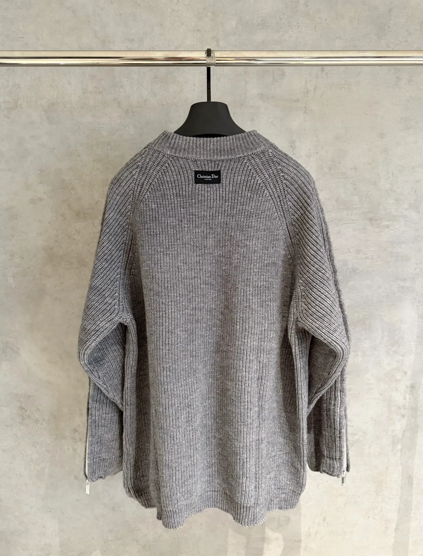 🅿️420 [Strict quality control] Dio*Dior's new autumn and winter men's series new sweatshirts. Zippers on both sides of the shoulders highlight fashion style. Zip closures at the sleeves add a trendy touch, and a Christian Dior Couture patch accents the back. The slightly raised collar pairs well with jeans or shorts for a stylish look! Same style for men and women Color: black, white and gray Size: M-2Xl
