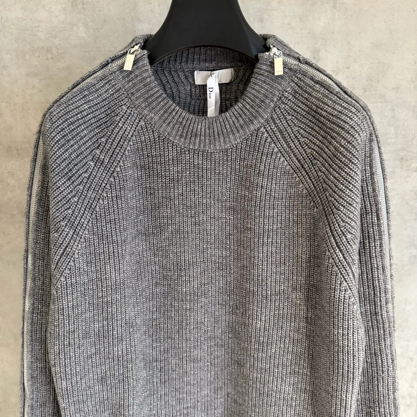 🅿️420 [Strict quality control] Dio*Dior's new autumn and winter men's series new sweatshirts. Zippers on both sides of the shoulders highlight fashion style. Zip closures at the sleeves add a trendy touch, and a Christian Dior Couture patch accents the back. The slightly raised collar pairs well with jeans or shorts for a stylish look! Same style for men and women Color: black, white and gray Size: M-2Xl