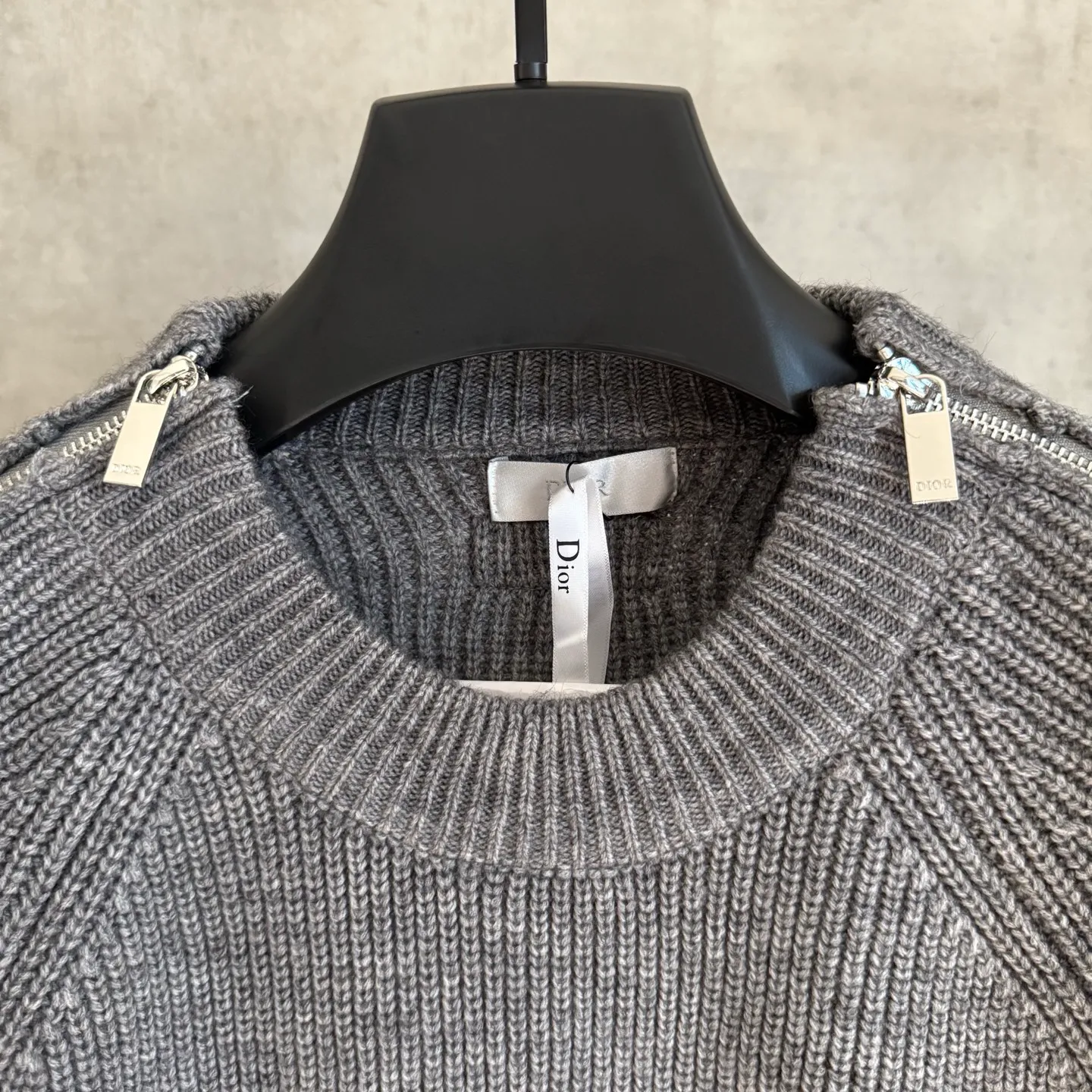 🅿️420 [Strict quality control] Dio*Dior's new autumn and winter men's series new sweatshirts. Zippers on both sides of the shoulders highlight fashion style. Zip closures at the sleeves add a trendy touch, and a Christian Dior Couture patch accents the back. The slightly raised collar pairs well with jeans or shorts for a stylish look! Same style for men and women Color: black, white and gray Size: M-2Xl