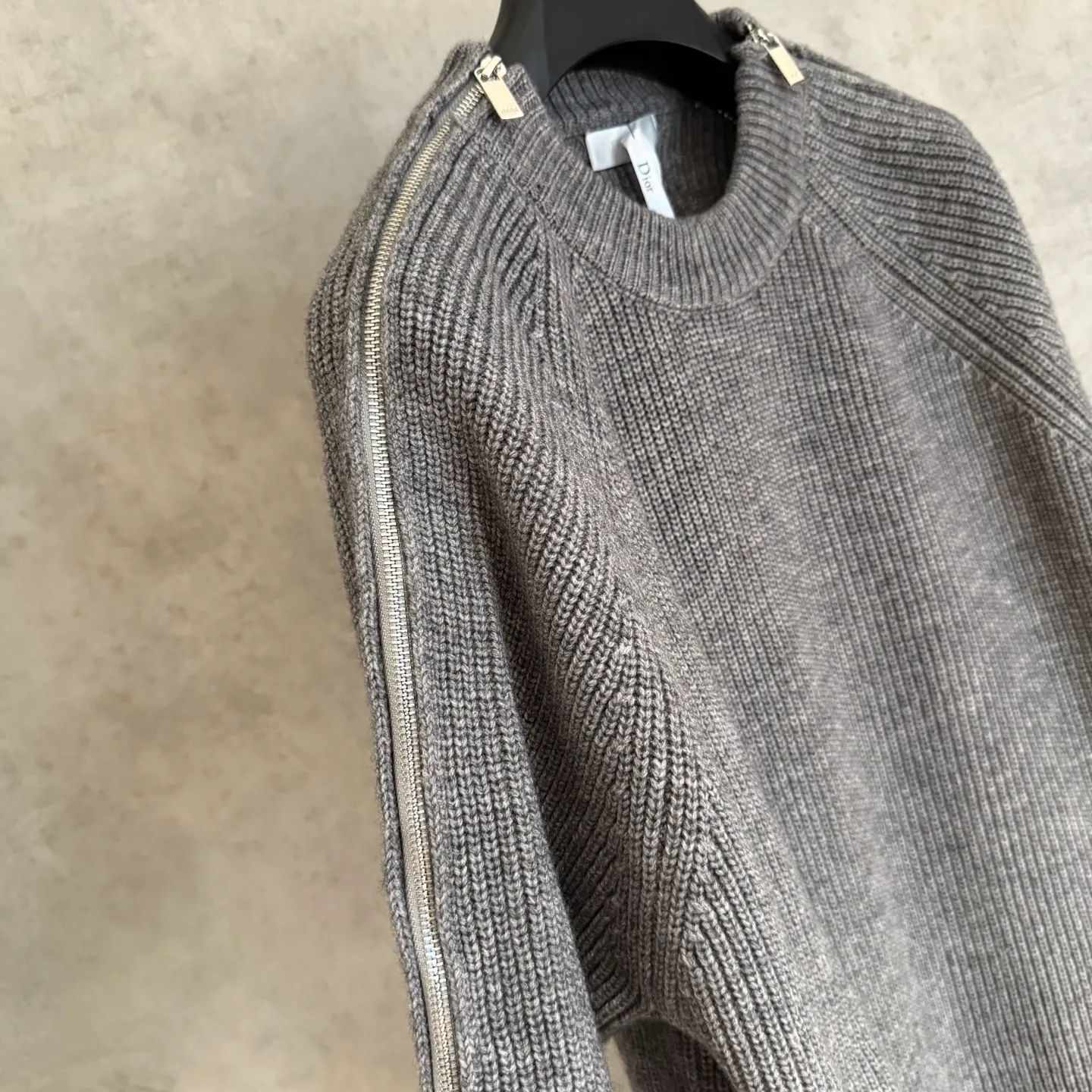 🅿️420 [Strict quality control] Dio*Dior's new autumn and winter men's series new sweatshirts. Zippers on both sides of the shoulders highlight fashion style. Zip closures at the sleeves add a trendy touch, and a Christian Dior Couture patch accents the back. The slightly raised collar pairs well with jeans or shorts for a stylish look! Same style for men and women Color: black, white and gray Size: M-2Xl