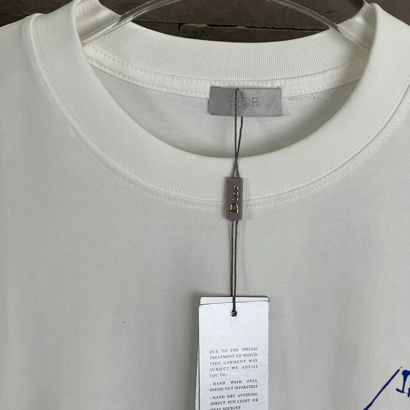 🅿️180 /A23 DIOR Dior Fabric upgrade 300 high gram weight High-end craftsmanship Exclusive new original order Same style for men and women Casual loose fit short sleeves High-end customization High version Fashionable and versatile imported fabrics Super soft and delicate feel Skin-friendly and comfortable to wear High-end boutique High-temperature washing process to ensure no deformation or shrinkage, summer wear, a comfortable and beautiful value! A must-have item for beauty and ageing! The surface is ultra-fine and smooth, uniform, delicate and soft. It is comfortable to wear and can easily create a cool summer feel. It is easy to handle on the upper body and becomes the focus of the street in minutes. Size: S-XL Color: black, white and blue