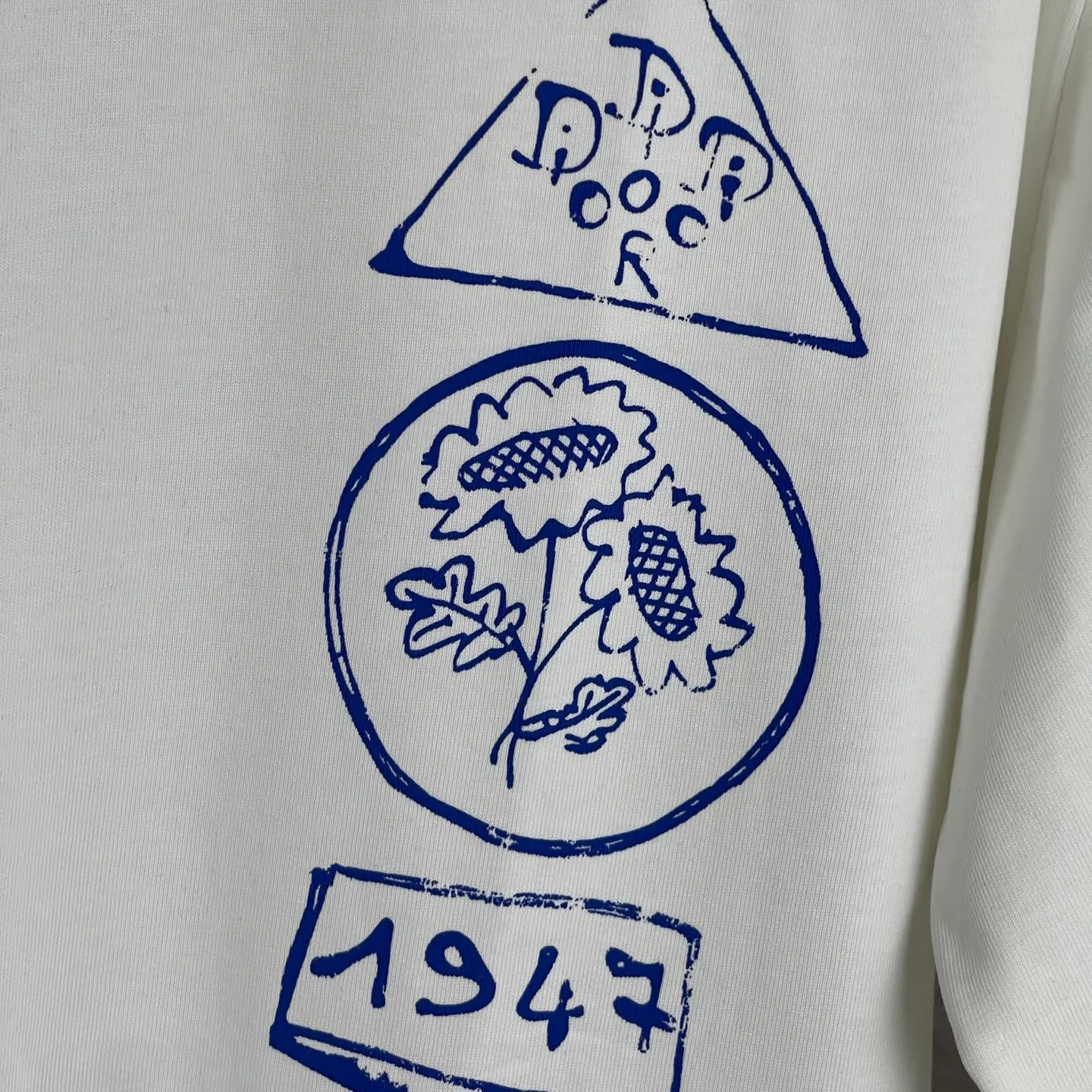 🅿️180 /A23 DIOR Dior Fabric upgrade 300 high gram weight High-end craftsmanship Exclusive new original order Same style for men and women Casual loose fit short sleeves High-end customization High version Fashionable and versatile imported fabrics Super soft and delicate feel Skin-friendly and comfortable to wear High-end boutique High-temperature washing process to ensure no deformation or shrinkage, summer wear, a comfortable and beautiful value! A must-have item for beauty and ageing! The surface is ultra-fine and smooth, uniform, delicate and soft. It is comfortable to wear and can easily create a cool summer feel. It is easy to handle on the upper body and becomes the focus of the street in minutes. Size: S-XL Color: black, white and blue