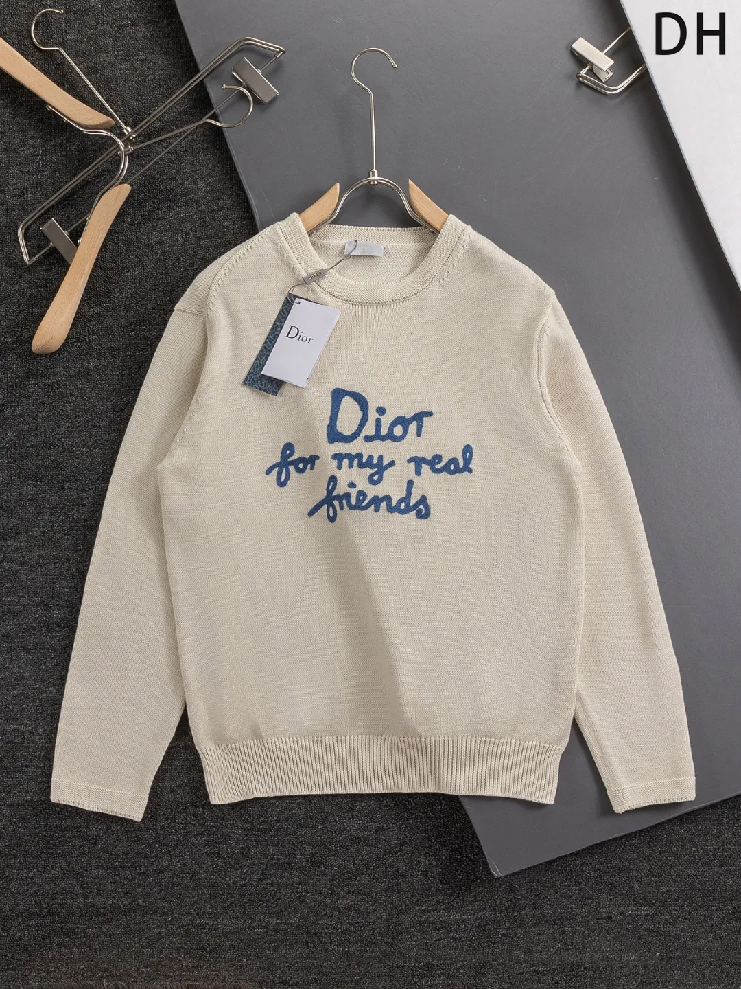 🅿️330 Dior Dior micro wide version CD micro wide version S-Xl 25ss forever unbeatable classic style permanent boutique counter timeless classic style CD chest letters hand-painted signature 🪡 embroidered logo round neck sweater heavy craftsmanship same style for men and women cotton blended terry jersey fabric, carefully crafted with beige cashmere cable knit fabric, reinterprets the classic cannage pattern with exquisite details. 50% wool content yarn 35% cashmere 15% synthetic fiber Original development This comes from the 2025 limited series. The full logo jacquard sweater highlights the classic Obliave flower. It is matched with an S-shaped round neck and topstitching. It is unique. The whole body is decorated with obliqve jacquard. The ribbed round neck is matched with ⭕️ shaped topstitching, customized accessories, and the whole body is customized and developed according to the y board... It has three complete standards and can control various styles. To Dior Salute to a historic year! Coupled with the blessing of full-flower cotton material, both the upper body comfort and the existence are unparalleled. It can be said to be a must-have companion in summer. The excellent breathability and comfortable wearing feeling are unparalleled~ Recommended! ! Same style for men and women! Color: Blue White Size: S-XL Size chart: S: Shoulder width 41-Bust 51-Length 66 M: Shoulder width 43-Bust 53-Length 68 L: Shoulder width 45-Bust 55-Length 70 XL: Shoulder width 47-Bust 57-Length 72