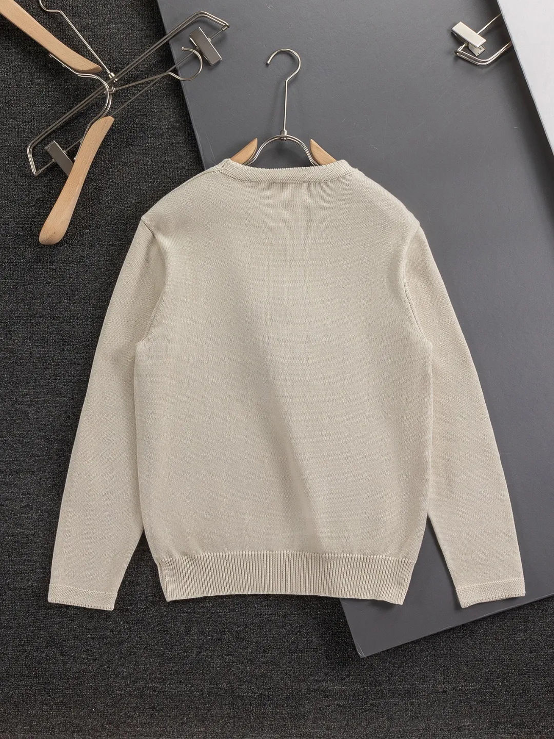 🅿️330 Dior Dior micro wide version CD micro wide version S-Xl 25ss forever unbeatable classic style permanent boutique counter timeless classic style CD chest letters hand-painted signature 🪡 embroidered logo round neck sweater heavy craftsmanship same style for men and women cotton blended terry jersey fabric, carefully crafted with beige cashmere cable knit fabric, reinterprets the classic cannage pattern with exquisite details. 50% wool content yarn 35% cashmere 15% synthetic fiber Original development This comes from the 2025 limited series. The full logo jacquard sweater highlights the classic Obliave flower. It is matched with an S-shaped round neck and topstitching. It is unique. The whole body is decorated with obliqve jacquard. The ribbed round neck is matched with ⭕️ shaped topstitching, customized accessories, and the whole body is customized and developed according to the y board... It has three complete standards and can control various styles. To Dior Salute to a historic year! Coupled with the blessing of full-flower cotton material, both the upper body comfort and the existence are unparalleled. It can be said to be a must-have companion in summer. The excellent breathability and comfortable wearing feeling are unparalleled~ Recommended! ! Same style for men and women! Color: Blue White Size: S-XL Size chart: S: Shoulder width 41-Bust 51-Length 66 M: Shoulder width 43-Bust 53-Length 68 L: Shoulder width 45-Bust 55-Length 70 XL: Shoulder width 47-Bust 57-Length 72