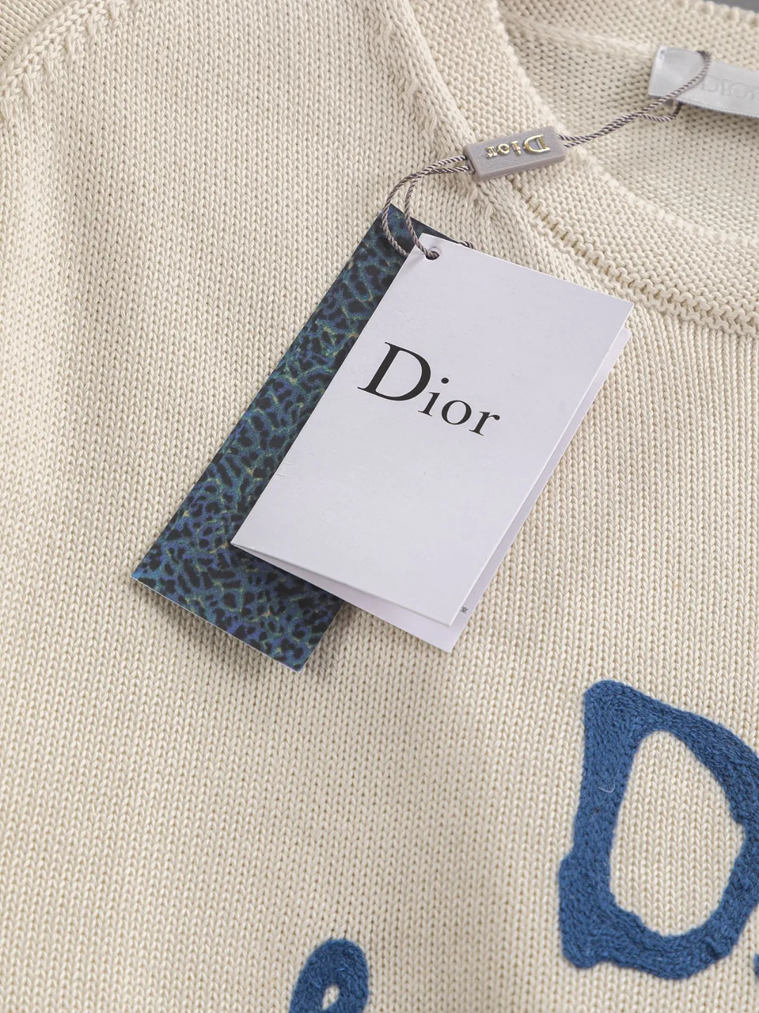 🅿️330 Dior Dior micro wide version CD micro wide version S-Xl 25ss forever unbeatable classic style permanent boutique counter timeless classic style CD chest letters hand-painted signature 🪡 embroidered logo round neck sweater heavy craftsmanship same style for men and women cotton blended terry jersey fabric, carefully crafted with beige cashmere cable knit fabric, reinterprets the classic cannage pattern with exquisite details. 50% wool content yarn 35% cashmere 15% synthetic fiber Original development This comes from the 2025 limited series. The full logo jacquard sweater highlights the classic Obliave flower. It is matched with an S-shaped round neck and topstitching. It is unique. The whole body is decorated with obliqve jacquard. The ribbed round neck is matched with ⭕️ shaped topstitching, customized accessories, and the whole body is customized and developed according to the y board... It has three complete standards and can control various styles. To Dior Salute to a historic year! Coupled with the blessing of full-flower cotton material, both the upper body comfort and the existence are unparalleled. It can be said to be a must-have companion in summer. The excellent breathability and comfortable wearing feeling are unparalleled~ Recommended! ! Same style for men and women! Color: Blue White Size: S-XL Size chart: S: Shoulder width 41-Bust 51-Length 66 M: Shoulder width 43-Bust 53-Length 68 L: Shoulder width 45-Bust 55-Length 70 XL: Shoulder width 47-Bust 57-Length 72