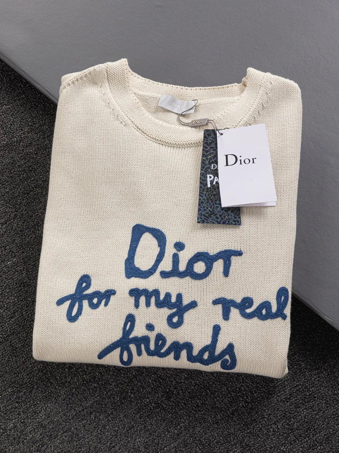 🅿️330 Dior Dior micro wide version CD micro wide version S-Xl 25ss forever unbeatable classic style permanent boutique counter timeless classic style CD chest letters hand-painted signature 🪡 embroidered logo round neck sweater heavy craftsmanship same style for men and women cotton blended terry jersey fabric, carefully crafted with beige cashmere cable knit fabric, reinterprets the classic cannage pattern with exquisite details. 50% wool content yarn 35% cashmere 15% synthetic fiber Original development This comes from the 2025 limited series. The full logo jacquard sweater highlights the classic Obliave flower. It is matched with an S-shaped round neck and topstitching. It is unique. The whole body is decorated with obliqve jacquard. The ribbed round neck is matched with ⭕️ shaped topstitching, customized accessories, and the whole body is customized and developed according to the y board... It has three complete standards and can control various styles. To Dior Salute to a historic year! Coupled with the blessing of full-flower cotton material, both the upper body comfort and the existence are unparalleled. It can be said to be a must-have companion in summer. The excellent breathability and comfortable wearing feeling are unparalleled~ Recommended! ! Same style for men and women! Color: Blue White Size: S-XL Size chart: S: Shoulder width 41-Bust 51-Length 66 M: Shoulder width 43-Bust 53-Length 68 L: Shoulder width 45-Bust 55-Length 70 XL: Shoulder width 47-Bust 57-Length 72