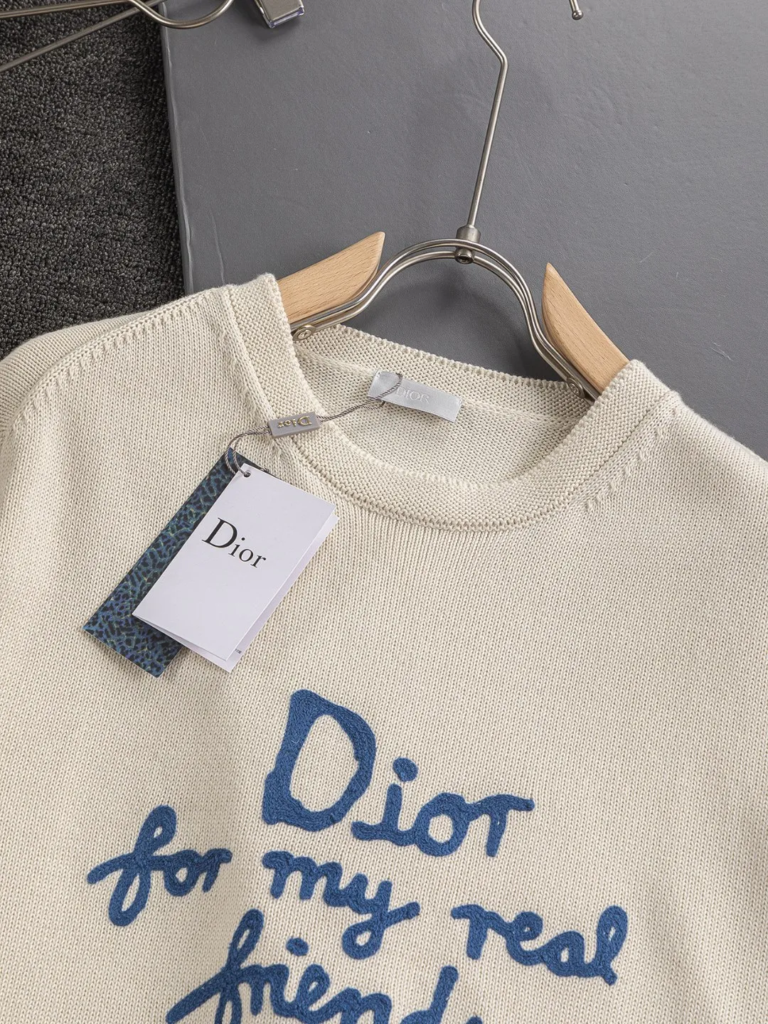 🅿️330 Dior Dior micro wide version CD micro wide version S-Xl 25ss forever unbeatable classic style permanent boutique counter timeless classic style CD chest letters hand-painted signature 🪡 embroidered logo round neck sweater heavy craftsmanship same style for men and women cotton blended terry jersey fabric, carefully crafted with beige cashmere cable knit fabric, reinterprets the classic cannage pattern with exquisite details. 50% wool content yarn 35% cashmere 15% synthetic fiber Original development This comes from the 2025 limited series. The full logo jacquard sweater highlights the classic Obliave flower. It is matched with an S-shaped round neck and topstitching. It is unique. The whole body is decorated with obliqve jacquard. The ribbed round neck is matched with ⭕️ shaped topstitching, customized accessories, and the whole body is customized and developed according to the y board... It has three complete standards and can control various styles. To Dior Salute to a historic year! Coupled with the blessing of full-flower cotton material, both the upper body comfort and the existence are unparalleled. It can be said to be a must-have companion in summer. The excellent breathability and comfortable wearing feeling are unparalleled~ Recommended! ! Same style for men and women! Color: Blue White Size: S-XL Size chart: S: Shoulder width 41-Bust 51-Length 66 M: Shoulder width 43-Bust 53-Length 68 L: Shoulder width 45-Bust 55-Length 70 XL: Shoulder width 47-Bust 57-Length 72