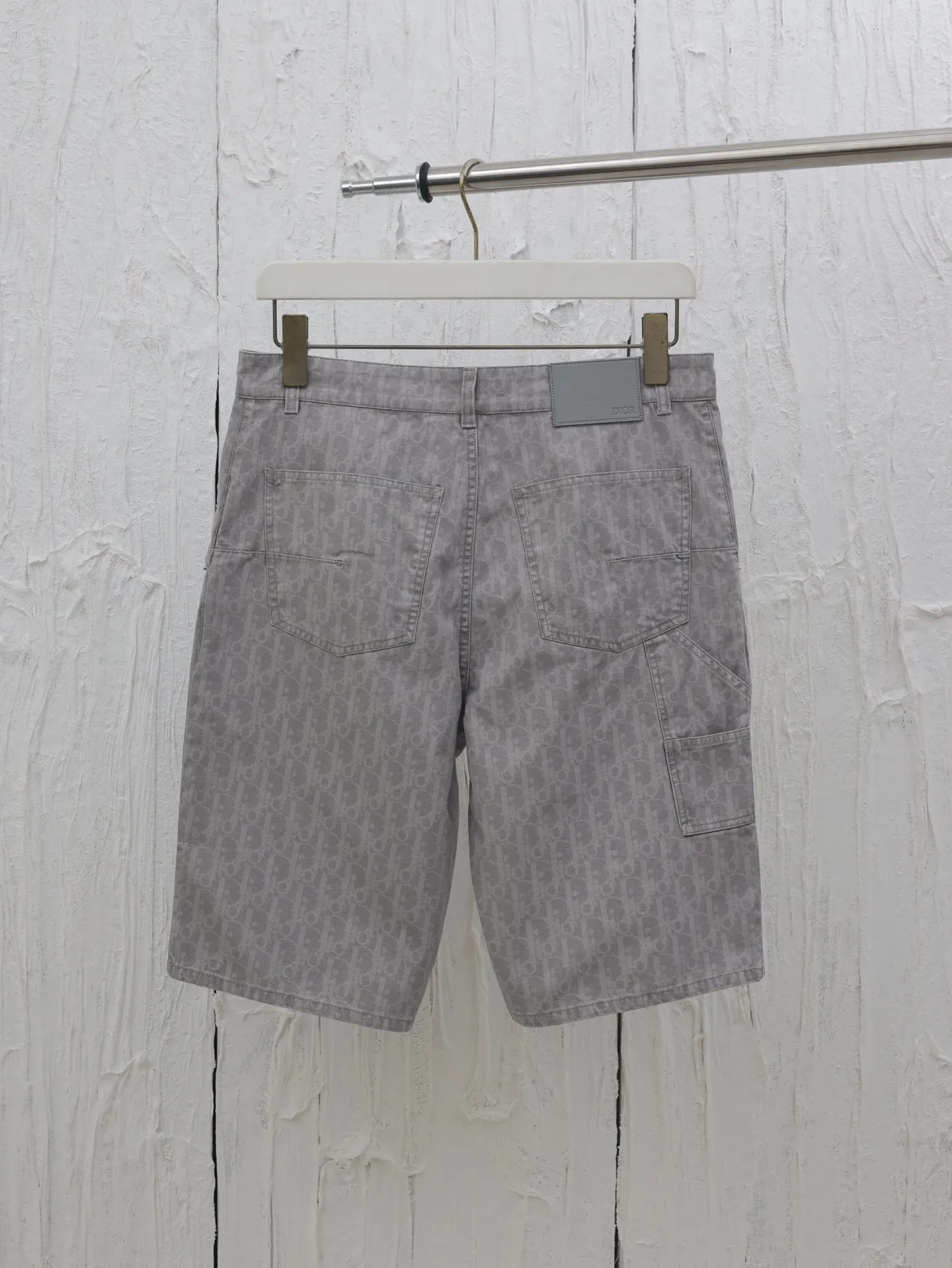 🅿️400 Dio*/Dior 2025SS new spring and summer cotton denim shorts. Classic presbyopia reinterpretation, inspired by ancient Japanese textile crafts. Made of cotton denim fabric, engraved button opening and closing placket. Low-key light gray design style. Size: 46/48/50/52