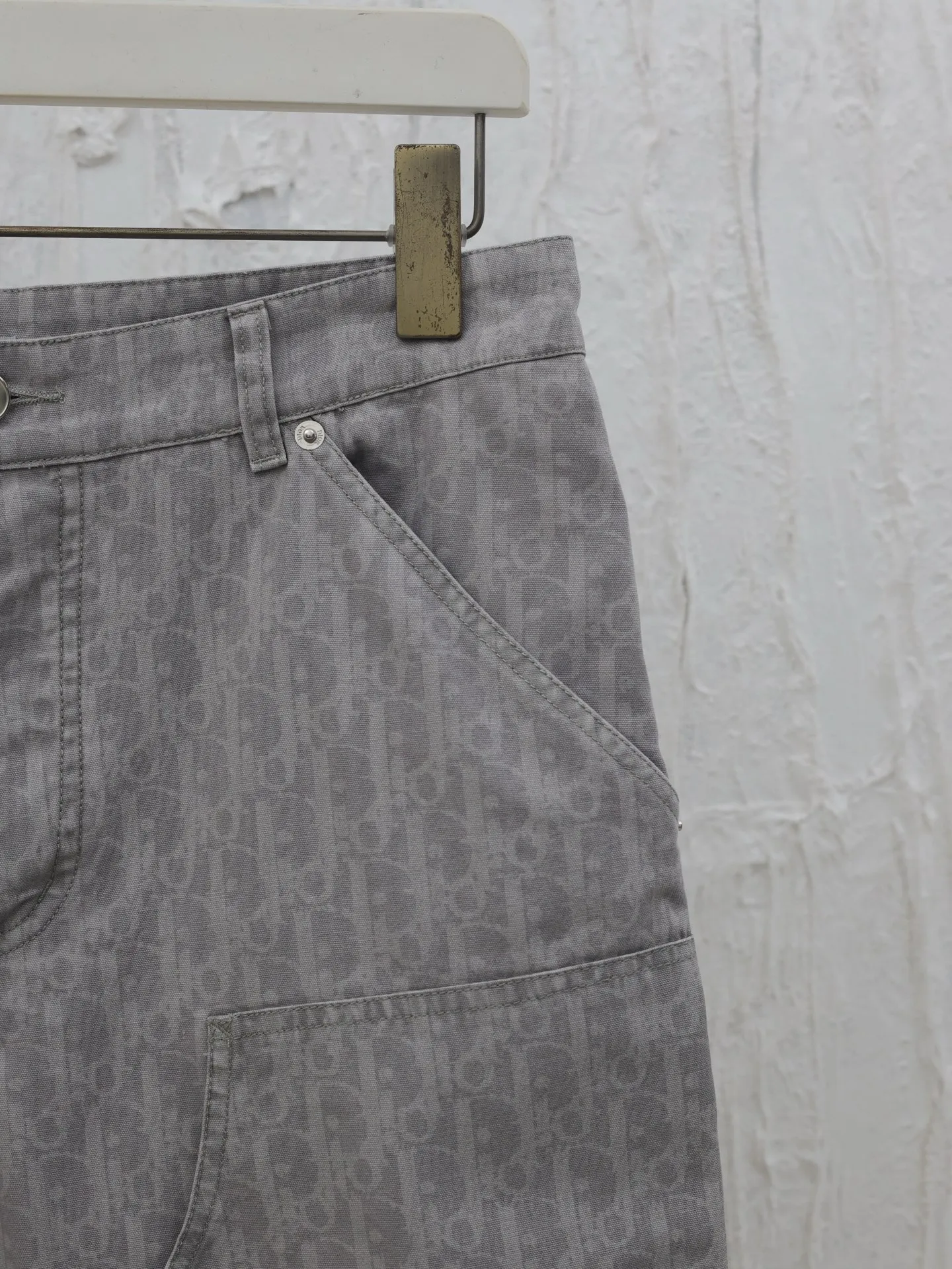 🅿️400 Dio*/Dior 2025SS new spring and summer cotton denim shorts. Classic presbyopia reinterpretation, inspired by ancient Japanese textile crafts. Made of cotton denim fabric, engraved button opening and closing placket. Low-key light gray design style. Size: 46/48/50/52