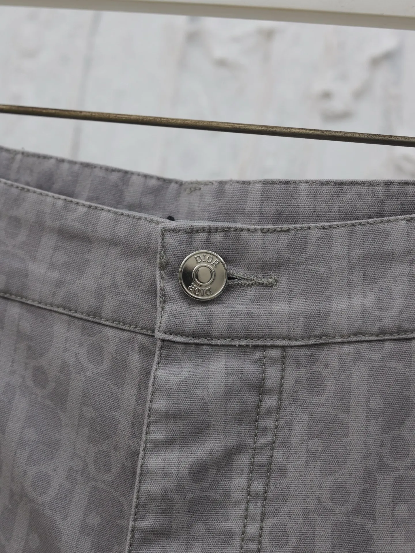 🅿️400 Dio*/Dior 2025SS new spring and summer cotton denim shorts. Classic presbyopia reinterpretation, inspired by ancient Japanese textile crafts. Made of cotton denim fabric, engraved button opening and closing placket. Low-key light gray design style. Size: 46/48/50/52