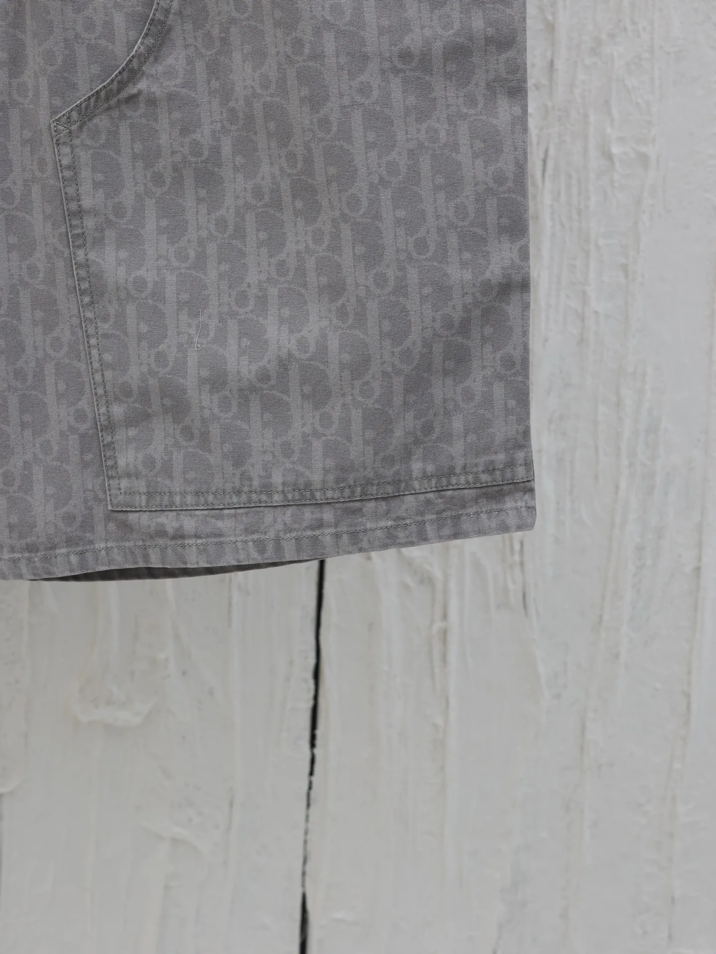 🅿️400 Dio*/Dior 2025SS new spring and summer cotton denim shorts. Classic presbyopia reinterpretation, inspired by ancient Japanese textile crafts. Made of cotton denim fabric, engraved button opening and closing placket. Low-key light gray design style. Size: 46/48/50/52