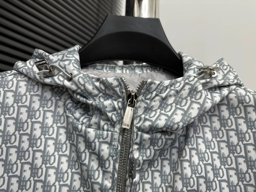 🅿️510 (high quality) with dust bag [Dior] Dior 2024 latest new hooded jacket high-end jacquard version! Trendy and fashionable casual jacket, suitable for both men and women! Precise and high-quality jacquard technology integrates the logo and fabric into one, with high breathability and comfort, impeccable details, and brand element design concept, reflecting high quality. Presenting a casual cut, the upper body has a great shape. Size: 46-48-50-52-54
