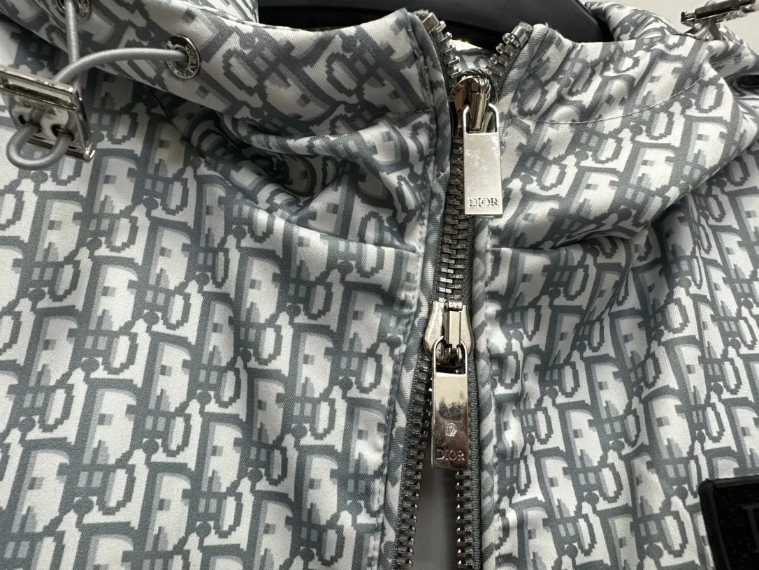 🅿️510 (high quality) with dust bag [Dior] Dior 2024 latest new hooded jacket high-end jacquard version! Trendy and fashionable casual jacket, suitable for both men and women! Precise and high-quality jacquard technology integrates the logo and fabric into one, with high breathability and comfort, impeccable details, and brand element design concept, reflecting high quality. Presenting a casual cut, the upper body has a great shape. Size: 46-48-50-52-54