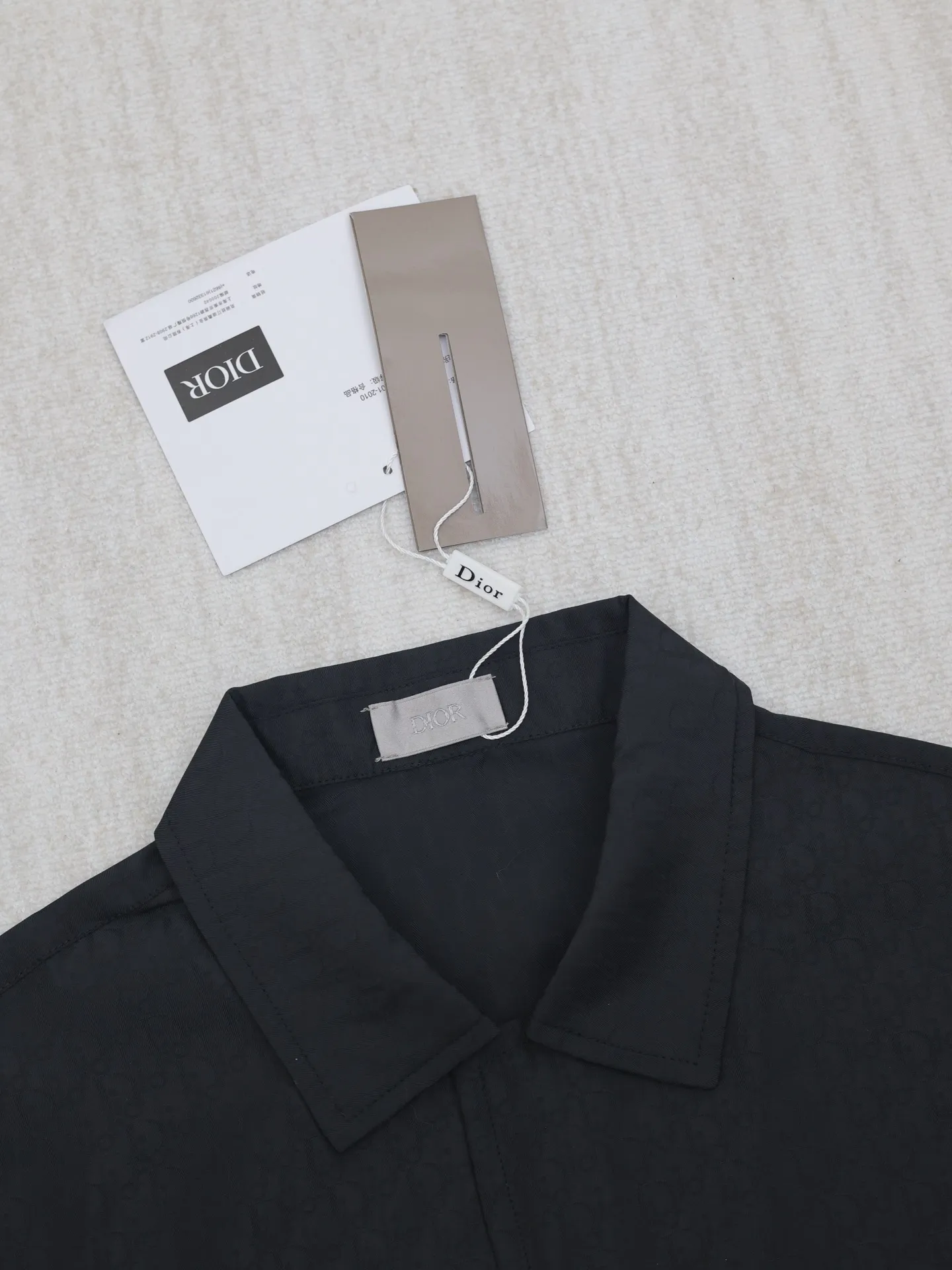 🅿️430 Dio*/Dior mulberry silk and cotton blended jacquard fabric Obliaue jacquard suit short-sleeved shirt This is from the 2024 beachwear limited series, highlighting the classic Oblique print. Carefully crafted from green mulberry silk and cotton blended jacquard fabrics, the arc-shaped hem design highlights a casual style. Wear with the matching pieces for a sophisticated summer look.  Size：S/M/L/XL