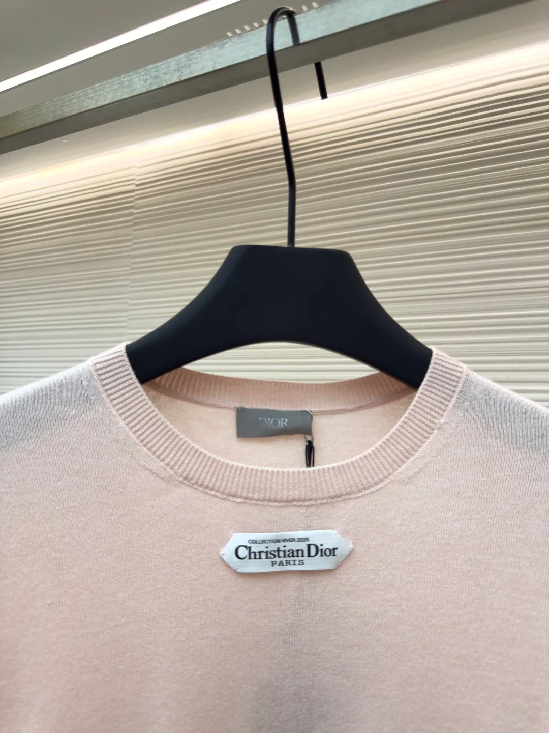 Dior small label round neck woolen long sleeves ●Original version: Purchased and developed by 9233 ●Item number: 1680718-A60 ●Material: wool fabric ●Technology: knitted production ●Version: fitted version ●Weight: about 240 grams ●Size: XS-S-M-L ●Description: Selected dyeing wool knitted plain fabric. The plain knitted structure ensures the fabric is tight, flat and has good elasticity, and is not easy to loose and deform. The high-grade wool material brings an extremely soft, skin-friendly and delicate touch, while also having natural warmth and breathability. The unique glossy and soft texture fully reflects the texture of the fabric. "Paris" on the label emphasizes the brand's French origins and fashion tradition; it is presented through the jacquard woven label process, reflecting the brand's pursuit of advanced craftsmanship and classic aesthetics. The brand text/pattern is woven directly into the label through a digital jacquard loom. The texture is clear and the edges are burr-free. Compared with ordinary printed labels, it is more three-dimensional and durable. Made of high-count cotton material, it ensures a soft touch while maintaining stiffness; the classic white background is interspersed with black text, which enhances the quality through the luster of the yarn itself. Rib knitting technology is applied to the round neck, cuffs and hem to provide excellent elastic recovery; ensuring that these key parts will not loosen easily after long-term wear and remain crisp and stylish. The overall shape is likely to be a classic fit or a slightly loose cut, which is designed to ensure comfort and smoothly outline the silhouette. The overall wiring is straight and delicate, the fabric is comfortable and soft, and the color is consistent without color difference. It can be matched with the same style to create a fashionable look and control various occasions. Customized accessories, complete with three standards, same style for men and women!