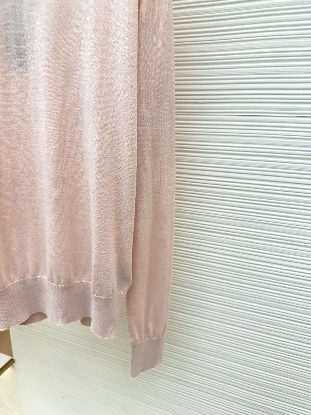 Dior small label round neck woolen long sleeves ●Original version: Purchased and developed by 9233 ●Item number: 1680718-A60 ●Material: wool fabric ●Technology: knitted production ●Version: fitted version ●Weight: about 240 grams ●Size: XS-S-M-L ●Description: Selected dyeing wool knitted plain fabric. The plain knitted structure ensures the fabric is tight, flat and has good elasticity, and is not easy to loose and deform. The high-grade wool material brings an extremely soft, skin-friendly and delicate touch, while also having natural warmth and breathability. The unique glossy and soft texture fully reflects the texture of the fabric. "Paris" on the label emphasizes the brand's French origins and fashion tradition; it is presented through the jacquard woven label process, reflecting the brand's pursuit of advanced craftsmanship and classic aesthetics. The brand text/pattern is woven directly into the label through a digital jacquard loom. The texture is clear and the edges are burr-free. Compared with ordinary printed labels, it is more three-dimensional and durable. Made of high-count cotton material, it ensures a soft touch while maintaining stiffness; the classic white background is interspersed with black text, which enhances the quality through the luster of the yarn itself. Rib knitting technology is applied to the round neck, cuffs and hem to provide excellent elastic recovery; ensuring that these key parts will not loosen easily after long-term wear and remain crisp and stylish. The overall shape is likely to be a classic fit or a slightly loose cut, which is designed to ensure comfort and smoothly outline the silhouette. The overall wiring is straight and delicate, the fabric is comfortable and soft, and the color is consistent without color difference. It can be matched with the same style to create a fashionable look and control various occasions. Customized accessories, complete with three standards, same style for men and women!