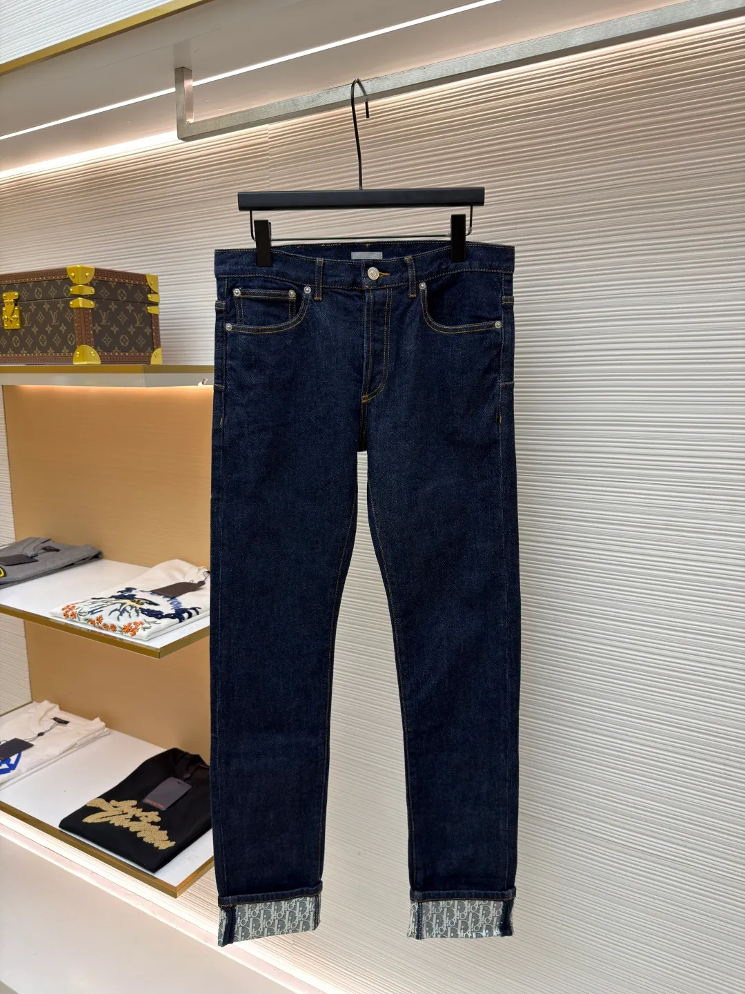 DIOR Dior Presbyopia printed jeans ●Original version: Purchased and developed by 7199 ●Item number: 1681351-B25 ●Fabric: denim fabric ●Technology: Printing ●Color: Navy blue ●Version: Fitted version ●Weight: about 725 grams ●Size: 30-31-32-33-34-36 ●Description: Lined presbyopia denim jacket with a retro and modern feel. The same color denim with light-color letter loop printing is recommended for men and women. It has a very upright version and the classic CD pattern on the inside is so beautiful. The overall wiring is straight and delicate, the fabric is comfortable and soft, and the color is consistent without color difference. It can be matched with the same style to create a fashionable look and control various occasions. Customized accessories, complete with three standards, same style for men and women!