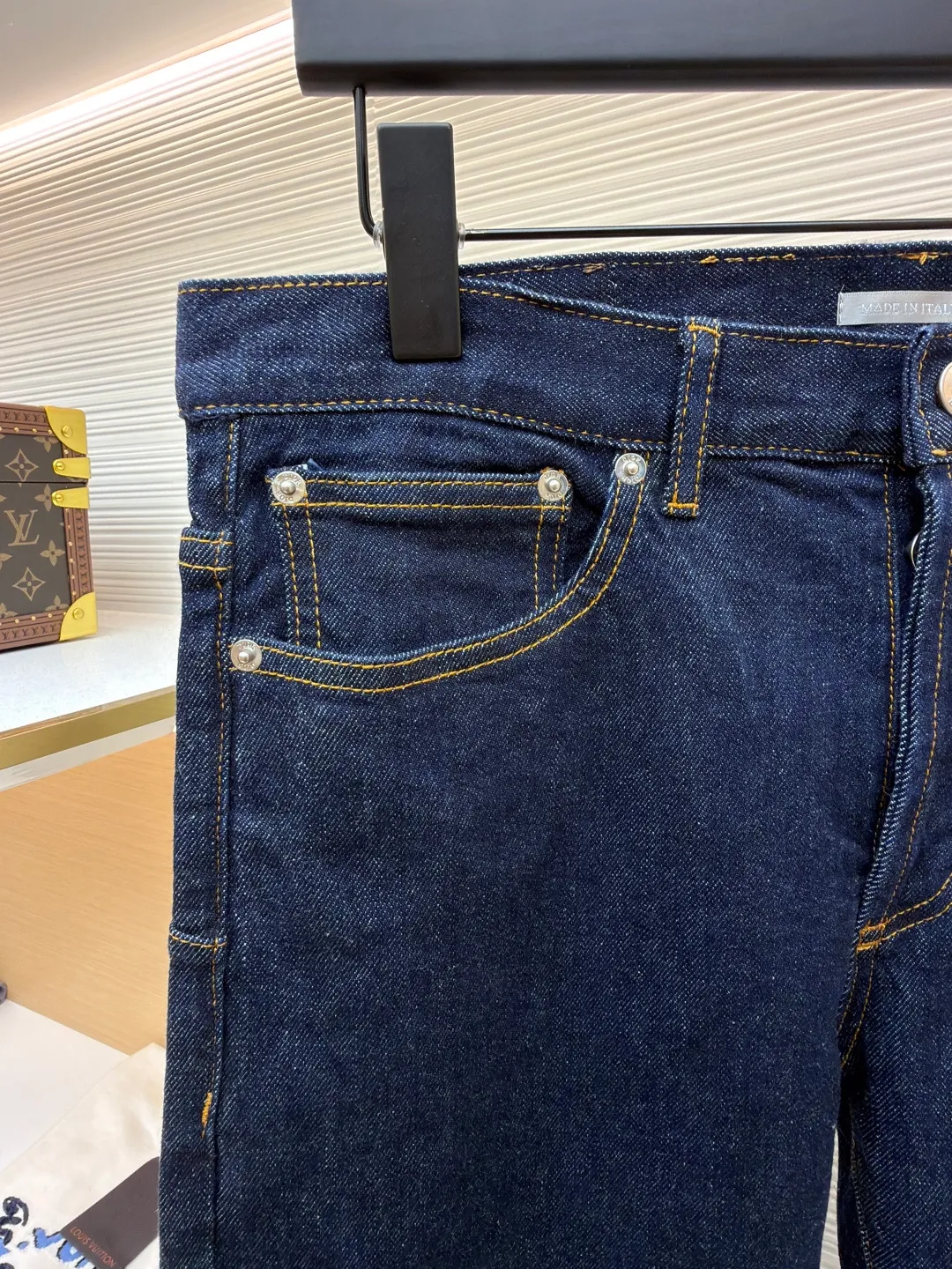 DIOR Dior Presbyopia printed jeans ●Original version: Purchased and developed by 7199 ●Item number: 1681351-B25 ●Fabric: denim fabric ●Technology: Printing ●Color: Navy blue ●Version: Fitted version ●Weight: about 725 grams ●Size: 30-31-32-33-34-36 ●Description: Lined presbyopia denim jacket with a retro and modern feel. The same color denim with light-color letter loop printing is recommended for men and women. It has a very upright version and the classic CD pattern on the inside is so beautiful. The overall wiring is straight and delicate, the fabric is comfortable and soft, and the color is consistent without color difference. It can be matched with the same style to create a fashionable look and control various occasions. Customized accessories, complete with three standards, same style for men and women!