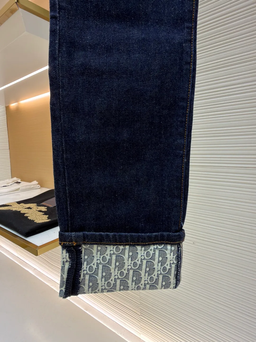 DIOR Dior Presbyopia printed jeans ●Original version: Purchased and developed by 7199 ●Item number: 1681351-B25 ●Fabric: denim fabric ●Technology: Printing ●Color: Navy blue ●Version: Fitted version ●Weight: about 725 grams ●Size: 30-31-32-33-34-36 ●Description: Lined presbyopia denim jacket with a retro and modern feel. The same color denim with light-color letter loop printing is recommended for men and women. It has a very upright version and the classic CD pattern on the inside is so beautiful. The overall wiring is straight and delicate, the fabric is comfortable and soft, and the color is consistent without color difference. It can be matched with the same style to create a fashionable look and control various occasions. Customized accessories, complete with three standards, same style for men and women!