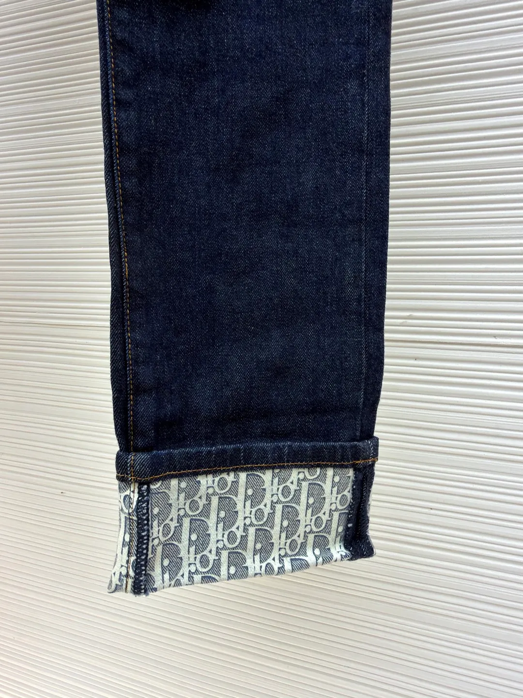 DIOR Dior Presbyopia printed jeans ●Original version: Purchased and developed by 7199 ●Item number: 1681351-B25 ●Fabric: denim fabric ●Technology: Printing ●Color: Navy blue ●Version: Fitted version ●Weight: about 725 grams ●Size: 30-31-32-33-34-36 ●Description: Lined presbyopia denim jacket with a retro and modern feel. The same color denim with light-color letter loop printing is recommended for men and women. It has a very upright version and the classic CD pattern on the inside is so beautiful. The overall wiring is straight and delicate, the fabric is comfortable and soft, and the color is consistent without color difference. It can be matched with the same style to create a fashionable look and control various occasions. Customized accessories, complete with three standards, same style for men and women!