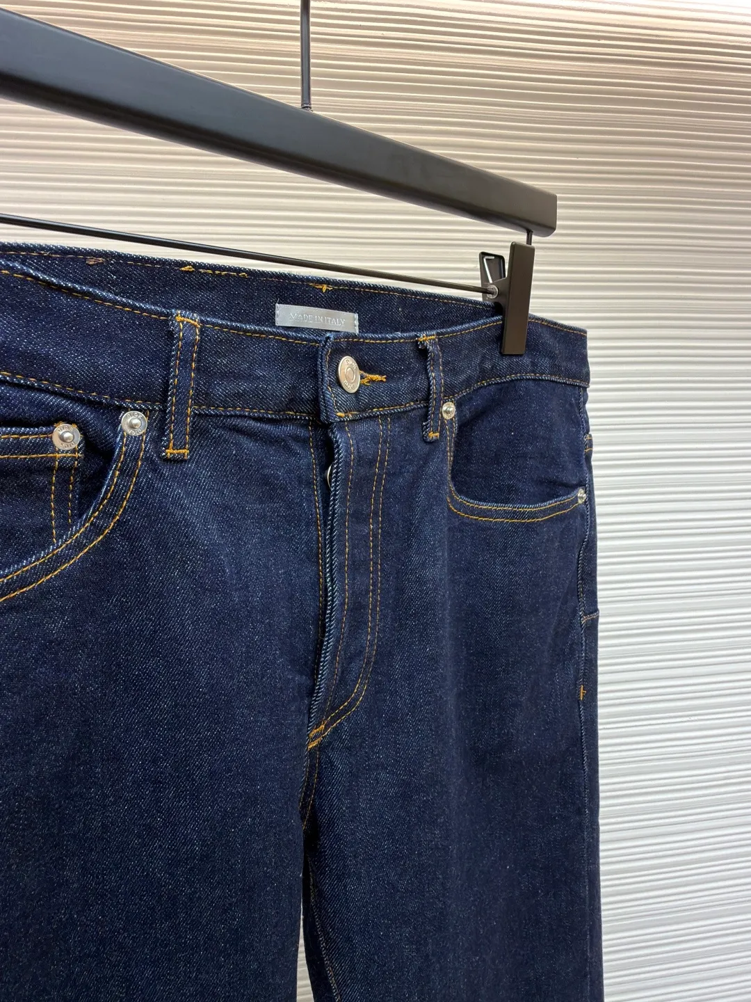 DIOR Dior Presbyopia printed jeans ●Original version: Purchased and developed by 7199 ●Item number: 1681351-B25 ●Fabric: denim fabric ●Technology: Printing ●Color: Navy blue ●Version: Fitted version ●Weight: about 725 grams ●Size: 30-31-32-33-34-36 ●Description: Lined presbyopia denim jacket with a retro and modern feel. The same color denim with light-color letter loop printing is recommended for men and women. It has a very upright version and the classic CD pattern on the inside is so beautiful. The overall wiring is straight and delicate, the fabric is comfortable and soft, and the color is consistent without color difference. It can be matched with the same style to create a fashionable look and control various occasions. Customized accessories, complete with three standards, same style for men and women!