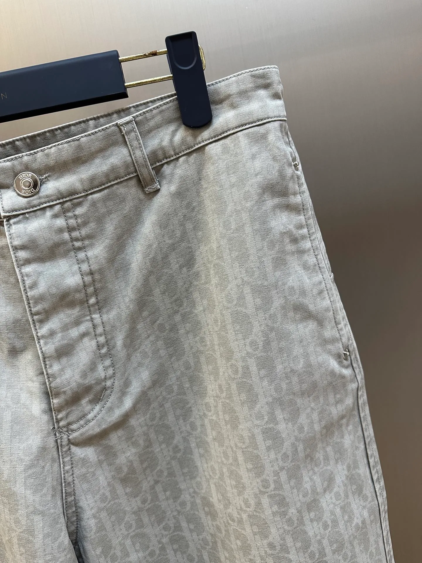 🅿️560 Dior space-dyed yarn discharge printing trousers. The fabric is made of 40s double-strand fine beaded sail cotton, made with batik technology. The open-circle mesh CD letter pattern uses imported slurry and active discharge printing process. The garments are washed with enzyme rollers. It comes with an aluminum alloy disc I-shaped buckle with letters and a flat car sticker on the back waist. Genuine embossed leather plate size: 44.46.48.50