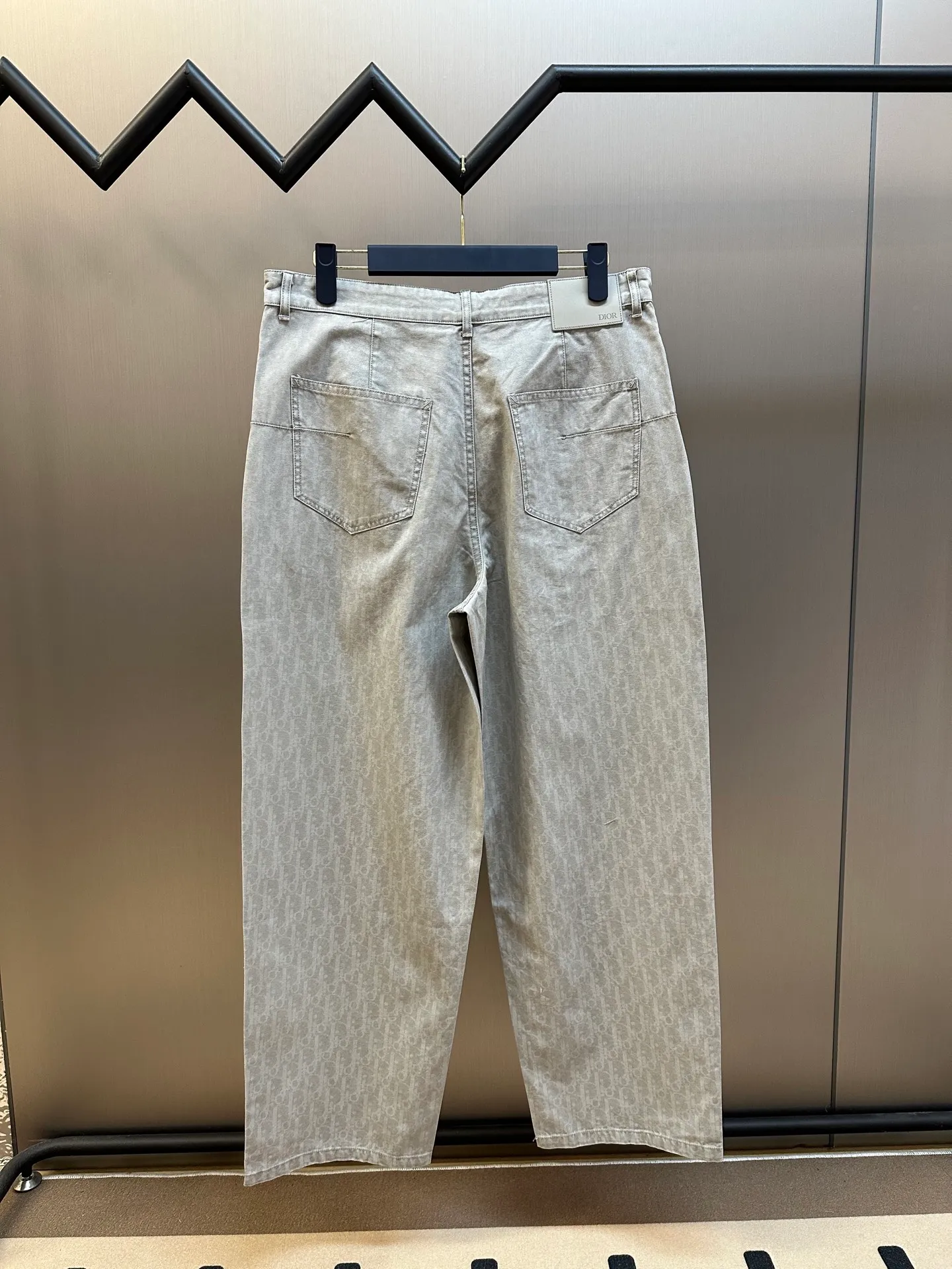 🅿️560 Dior space-dyed yarn discharge printing trousers. The fabric is made of 40s double-strand fine beaded sail cotton, made with batik technology. The open-circle mesh CD letter pattern uses imported slurry and active discharge printing process. The garments are washed with enzyme rollers. It comes with an aluminum alloy disc I-shaped buckle with letters and a flat car sticker on the back waist. Genuine embossed leather plate size: 44.46.48.50