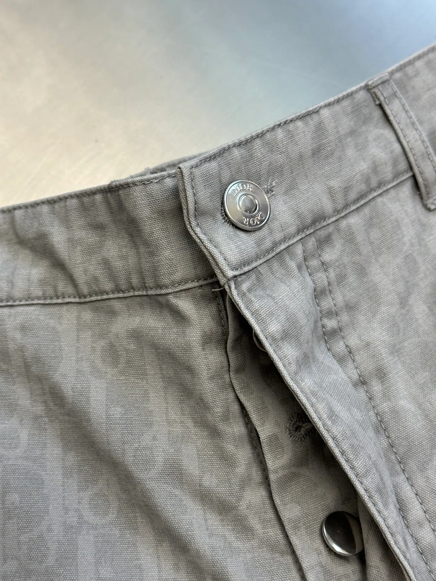 🅿️560 Dior space-dyed yarn discharge printing trousers. The fabric is made of 40s double-strand fine beaded sail cotton, made with batik technology. The open-circle mesh CD letter pattern uses imported slurry and active discharge printing process. The garments are washed with enzyme rollers. It comes with an aluminum alloy disc I-shaped buckle with letters and a flat car sticker on the back waist. Genuine embossed leather plate size: 44.46.48.50