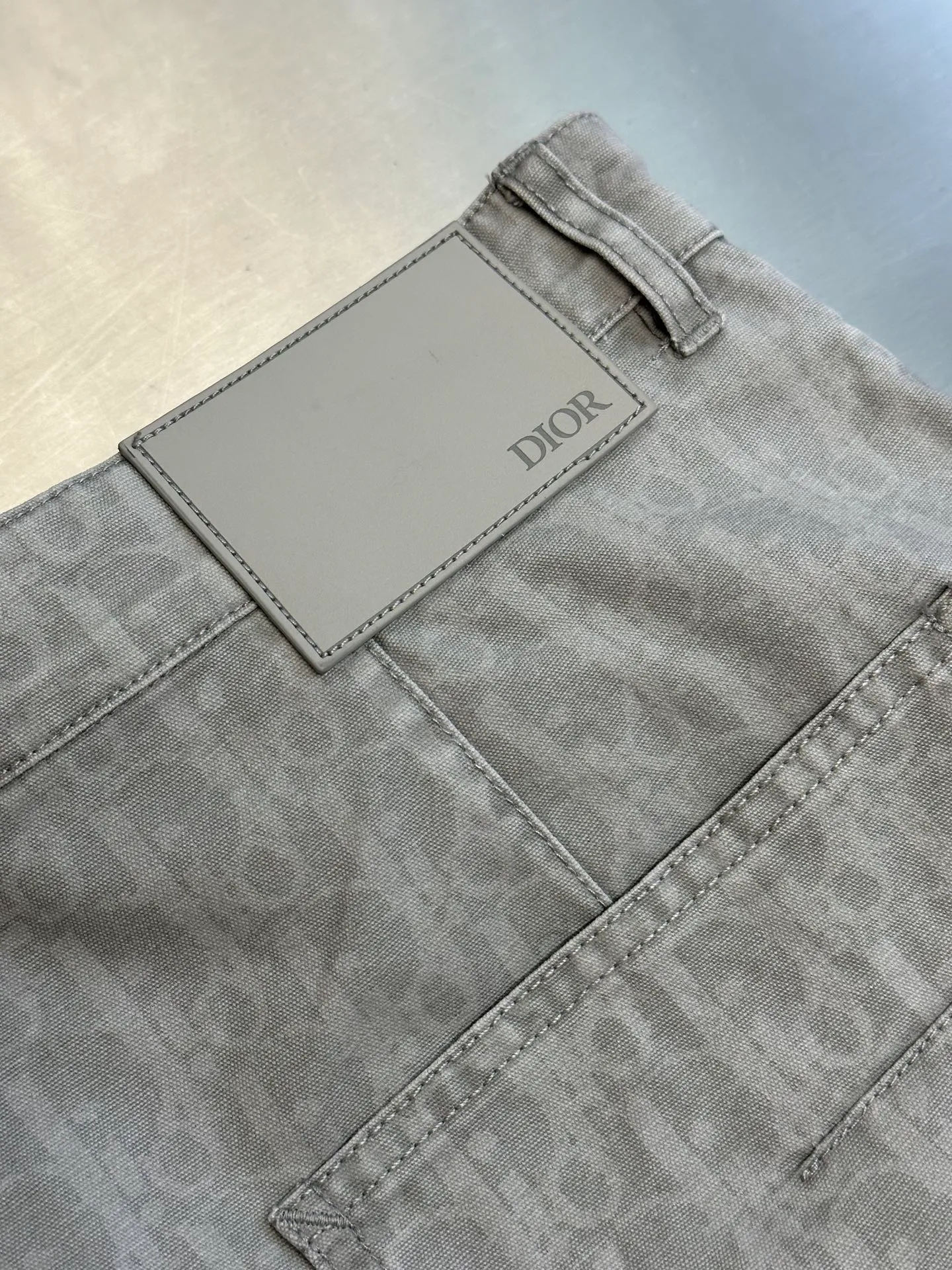 🅿️560 Dior space-dyed yarn discharge printing trousers. The fabric is made of 40s double-strand fine beaded sail cotton, made with batik technology. The open-circle mesh CD letter pattern uses imported slurry and active discharge printing process. The garments are washed with enzyme rollers. It comes with an aluminum alloy disc I-shaped buckle with letters and a flat car sticker on the back waist. Genuine embossed leather plate size: 44.46.48.50