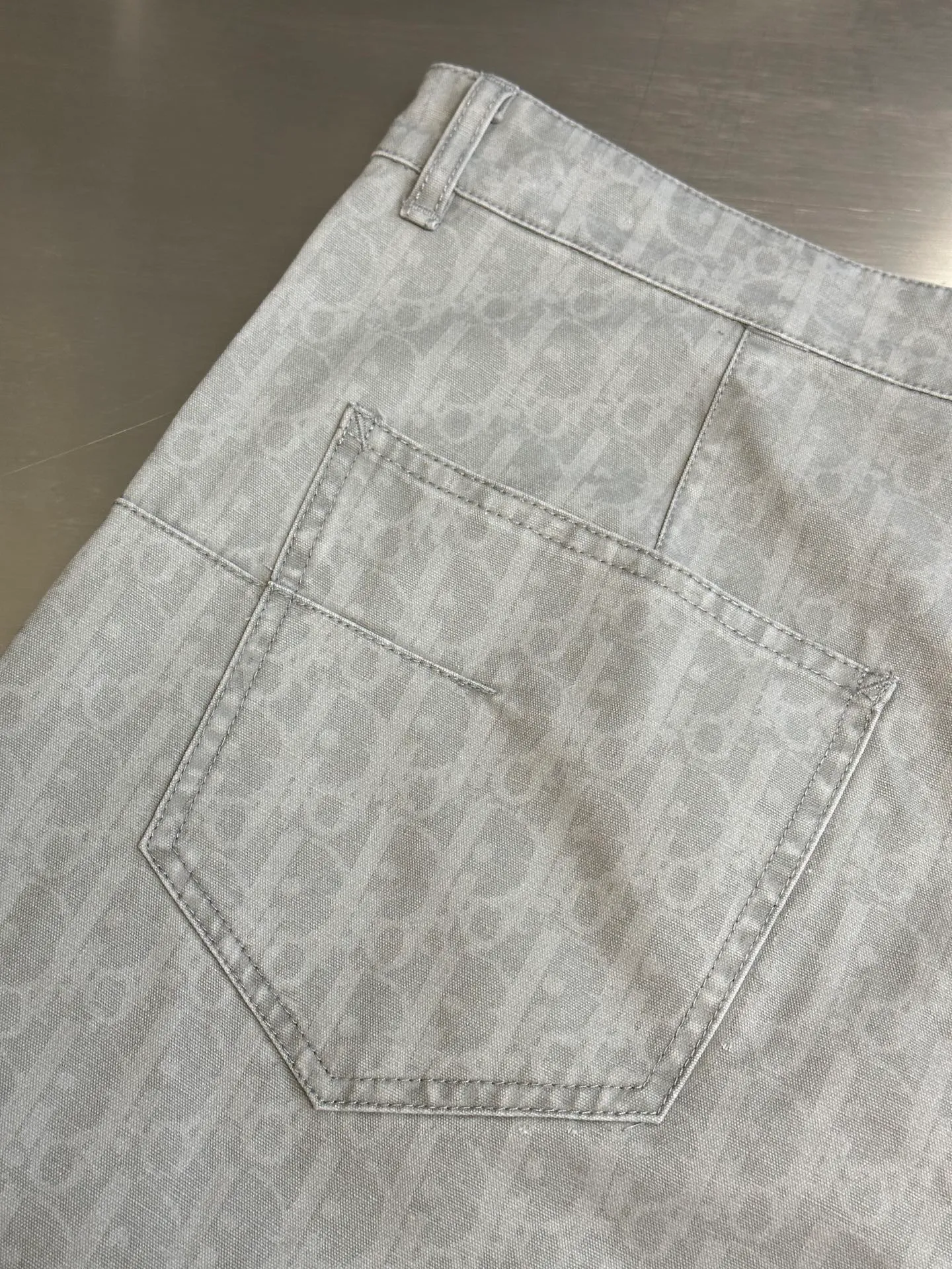 🅿️560 Dior space-dyed yarn discharge printing trousers. The fabric is made of 40s double-strand fine beaded sail cotton, made with batik technology. The open-circle mesh CD letter pattern uses imported slurry and active discharge printing process. The garments are washed with enzyme rollers. It comes with an aluminum alloy disc I-shaped buckle with letters and a flat car sticker on the back waist. Genuine embossed leather plate size: 44.46.48.50