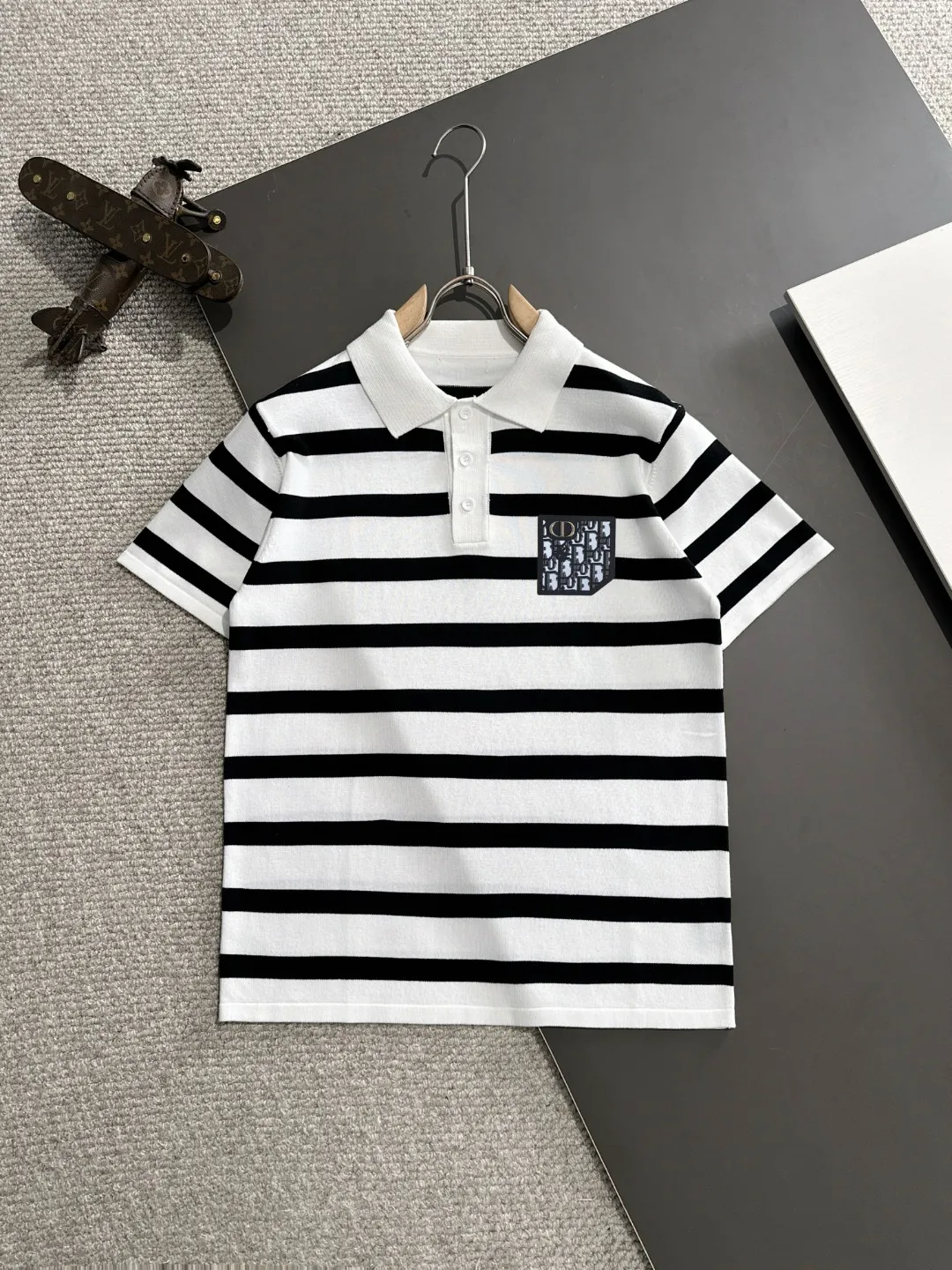 🅿️330 shipped next day. High quality Dior 2025 spring and summer new men's lapel short-sleeved T-shirt. Made of combed cotton yarn knitted cotton fabric. Pure cotton high-weight special yarn. It feels heavy when weighed. The upper body is also more textured than ordinary T-shirts. This texture can cope with the weather easily and is suitable for both hot and cold! The pattern on the chest adopts three-dimensional embroidery technology, and is perfectly produced stitch by stitch with reference to the original version! Loose fit design, looks noble. Size: M to XXXL