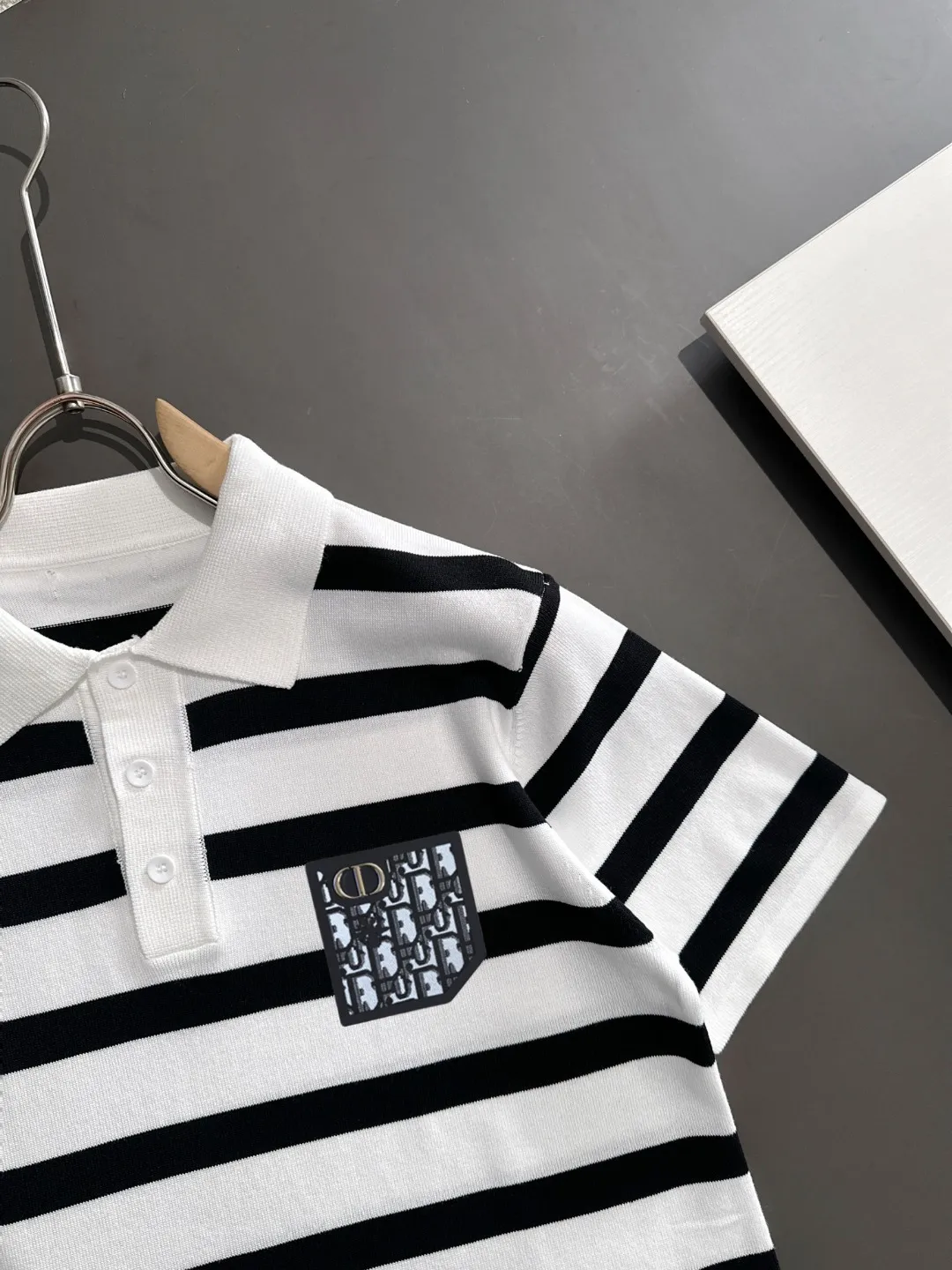 🅿️330 shipped next day. High quality Dior 2025 spring and summer new men's lapel short-sleeved T-shirt. Made of combed cotton yarn knitted cotton fabric. Pure cotton high-weight special yarn. It feels heavy when weighed. The upper body is also more textured than ordinary T-shirts. This texture can cope with the weather easily and is suitable for both hot and cold! The pattern on the chest adopts three-dimensional embroidery technology, and is perfectly produced stitch by stitch with reference to the original version! Loose fit design, looks noble. Size: M to XXXL