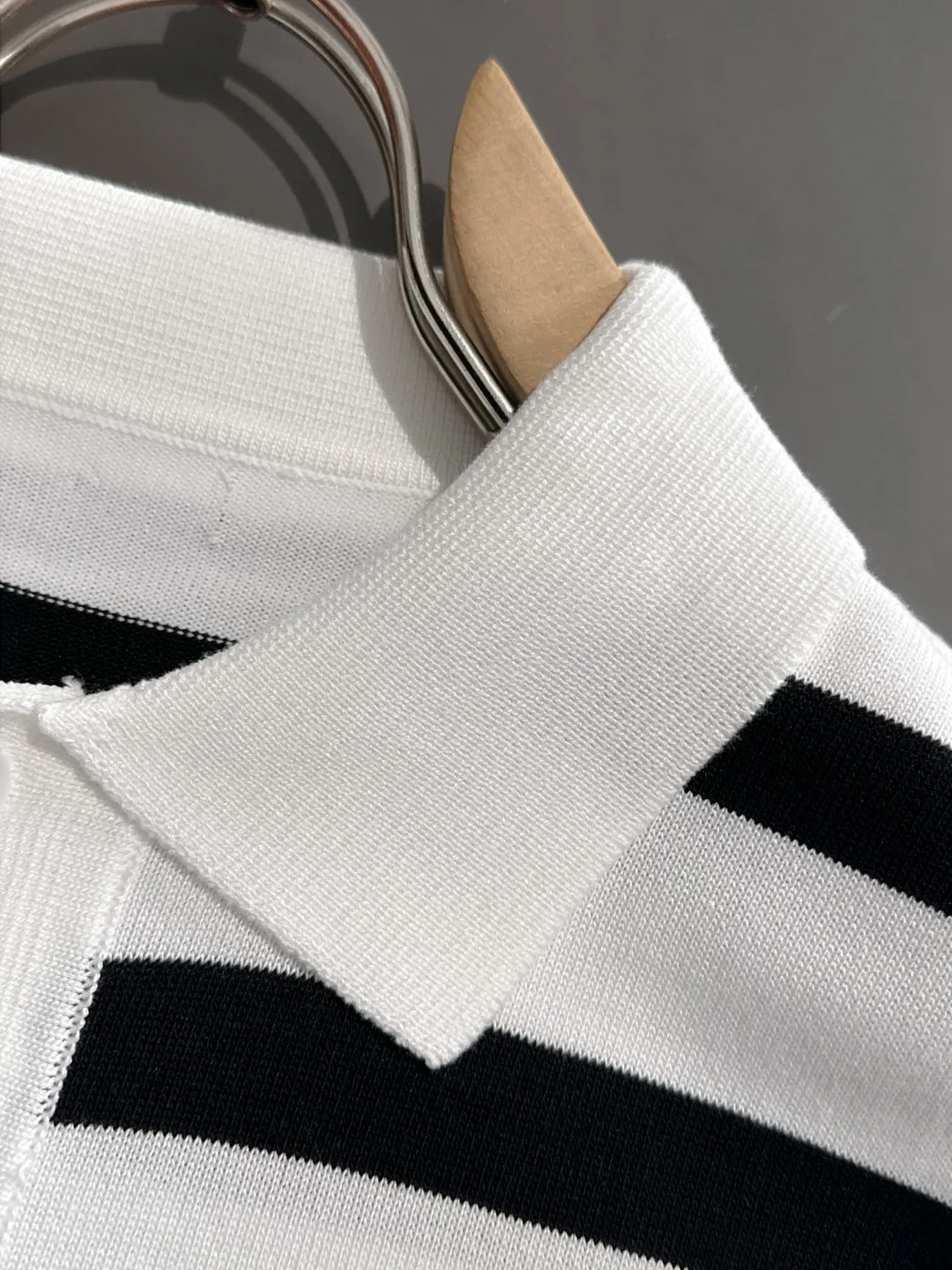 🅿️330 shipped next day. High quality Dior 2025 spring and summer new men's lapel short-sleeved T-shirt. Made of combed cotton yarn knitted cotton fabric. Pure cotton high-weight special yarn. It feels heavy when weighed. The upper body is also more textured than ordinary T-shirts. This texture can cope with the weather easily and is suitable for both hot and cold! The pattern on the chest adopts three-dimensional embroidery technology, and is perfectly produced stitch by stitch with reference to the original version! Loose fit design, looks noble. Size: M to XXXL