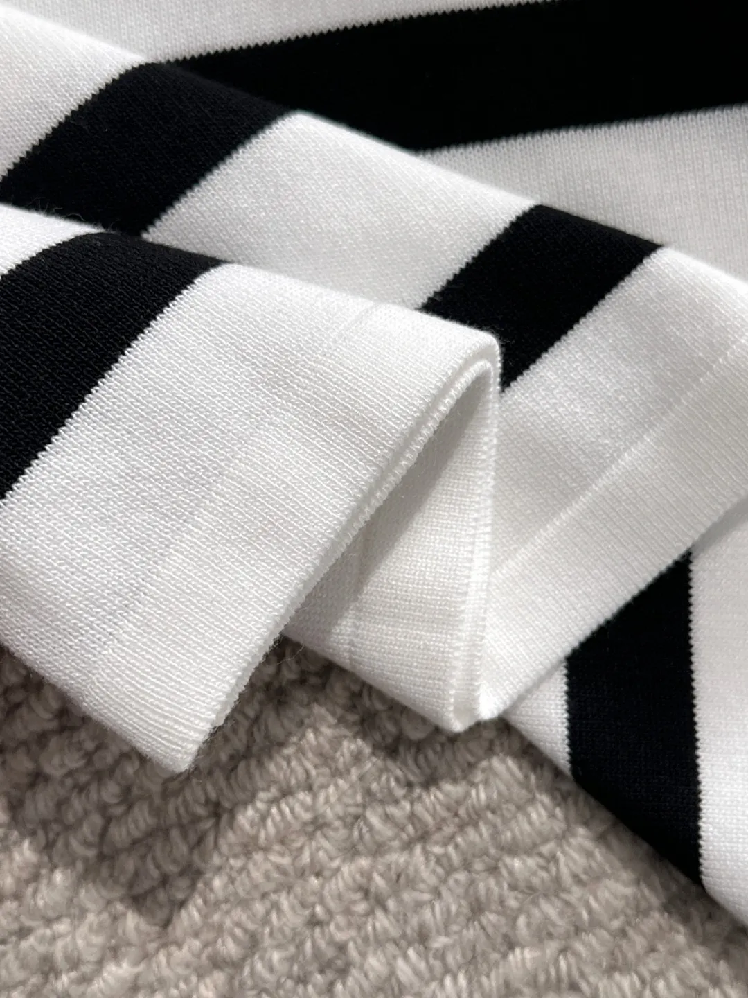 🅿️330 shipped next day. High quality Dior 2025 spring and summer new men's lapel short-sleeved T-shirt. Made of combed cotton yarn knitted cotton fabric. Pure cotton high-weight special yarn. It feels heavy when weighed. The upper body is also more textured than ordinary T-shirts. This texture can cope with the weather easily and is suitable for both hot and cold! The pattern on the chest adopts three-dimensional embroidery technology, and is perfectly produced stitch by stitch with reference to the original version! Loose fit design, looks noble. Size: M to XXXL