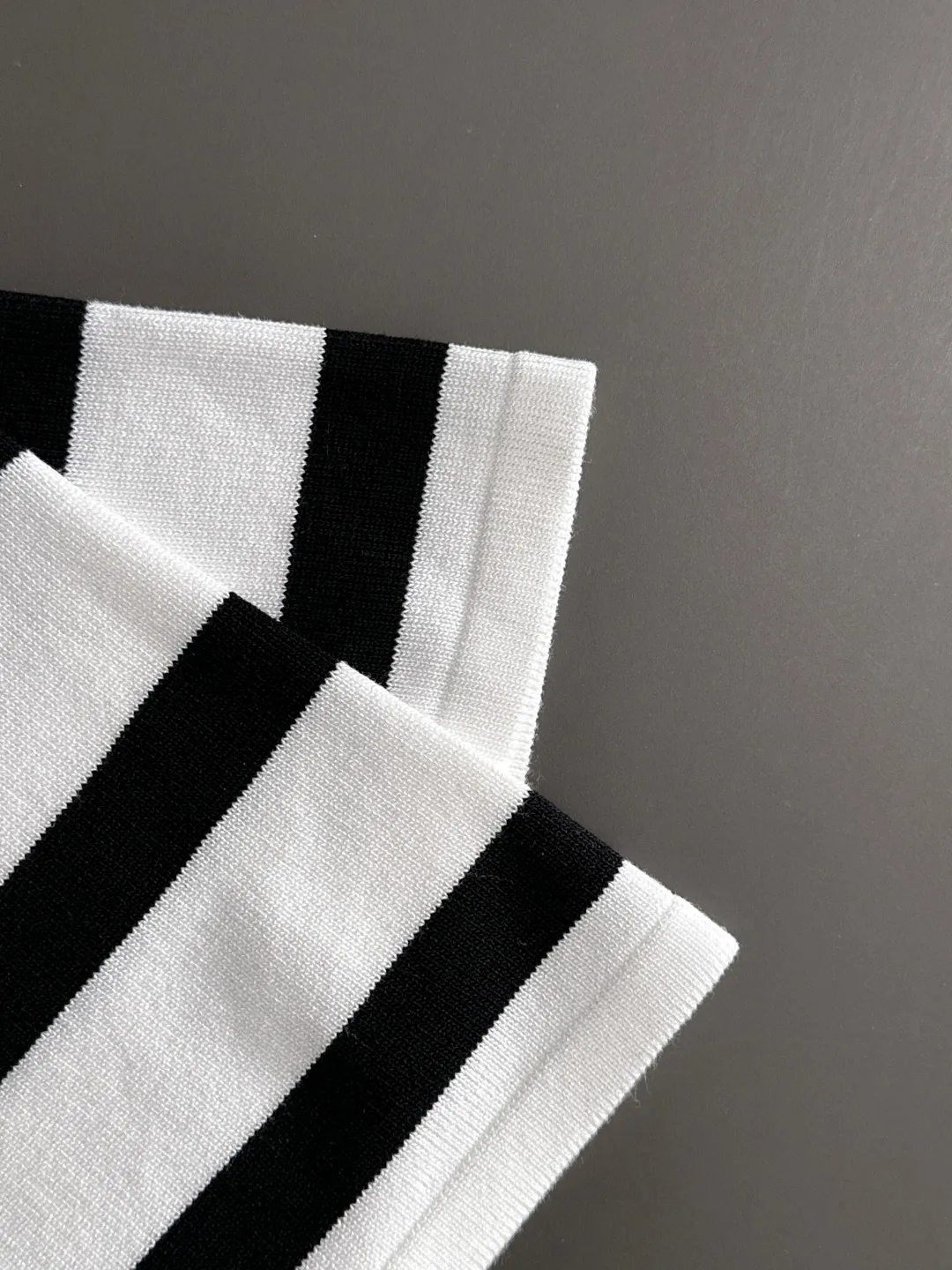 🅿️330 shipped next day. High quality Dior 2025 spring and summer new men's lapel short-sleeved T-shirt. Made of combed cotton yarn knitted cotton fabric. Pure cotton high-weight special yarn. It feels heavy when weighed. The upper body is also more textured than ordinary T-shirts. This texture can cope with the weather easily and is suitable for both hot and cold! The pattern on the chest adopts three-dimensional embroidery technology, and is perfectly produced stitch by stitch with reference to the original version! Loose fit design, looks noble. Size: M to XXXL