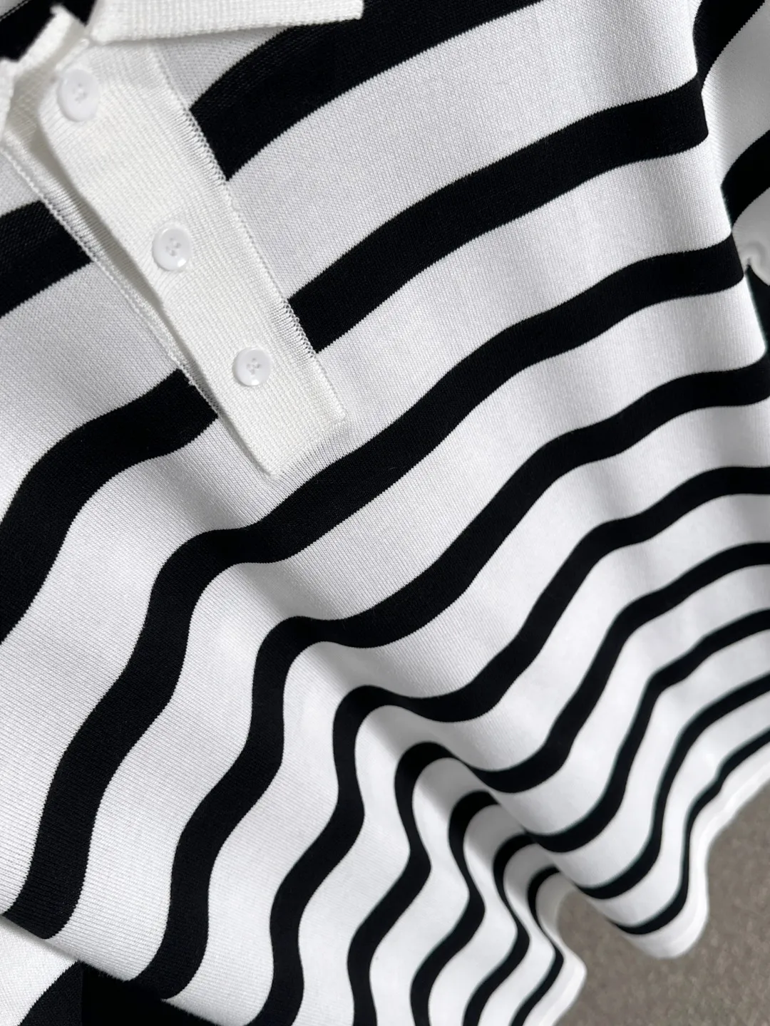 🅿️330 shipped next day. High quality Dior 2025 spring and summer new men's lapel short-sleeved T-shirt. Made of combed cotton yarn knitted cotton fabric. Pure cotton high-weight special yarn. It feels heavy when weighed. The upper body is also more textured than ordinary T-shirts. This texture can cope with the weather easily and is suitable for both hot and cold! The pattern on the chest adopts three-dimensional embroidery technology, and is perfectly produced stitch by stitch with reference to the original version! Loose fit design, looks noble. Size: M to XXXL