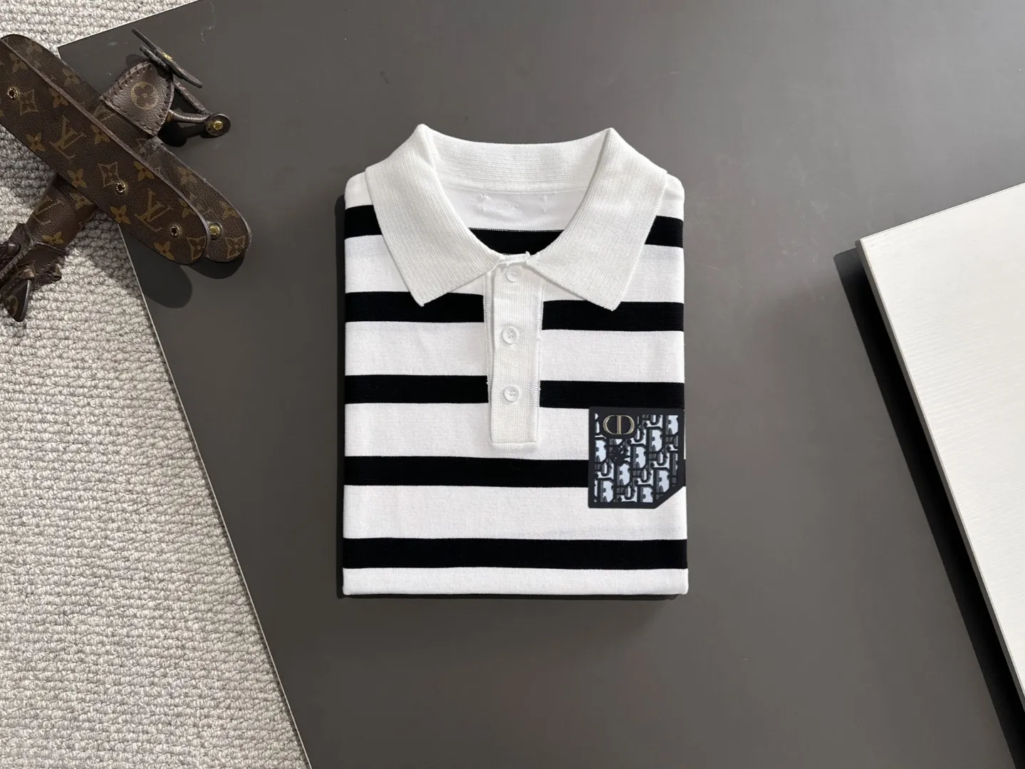 🅿️330 shipped next day. High quality Dior 2025 spring and summer new men's lapel short-sleeved T-shirt. Made of combed cotton yarn knitted cotton fabric. Pure cotton high-weight special yarn. It feels heavy when weighed. The upper body is also more textured than ordinary T-shirts. This texture can cope with the weather easily and is suitable for both hot and cold! The pattern on the chest adopts three-dimensional embroidery technology, and is perfectly produced stitch by stitch with reference to the original version! Loose fit design, looks noble. Size: M to XXXL