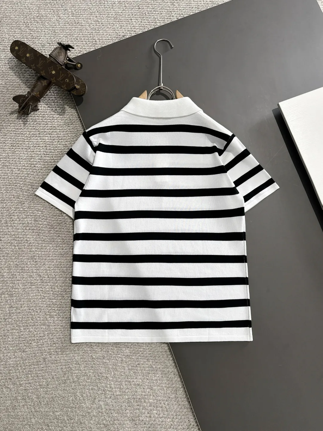 🅿️330 shipped next day. High quality Dior 2025 spring and summer new men's lapel short-sleeved T-shirt. Made of combed cotton yarn knitted cotton fabric. Pure cotton high-weight special yarn. It feels heavy when weighed. The upper body is also more textured than ordinary T-shirts. This texture can cope with the weather easily and is suitable for both hot and cold! The pattern on the chest adopts three-dimensional embroidery technology, and is perfectly produced stitch by stitch with reference to the original version! Loose fit design, looks noble. Size: M to XXXL
