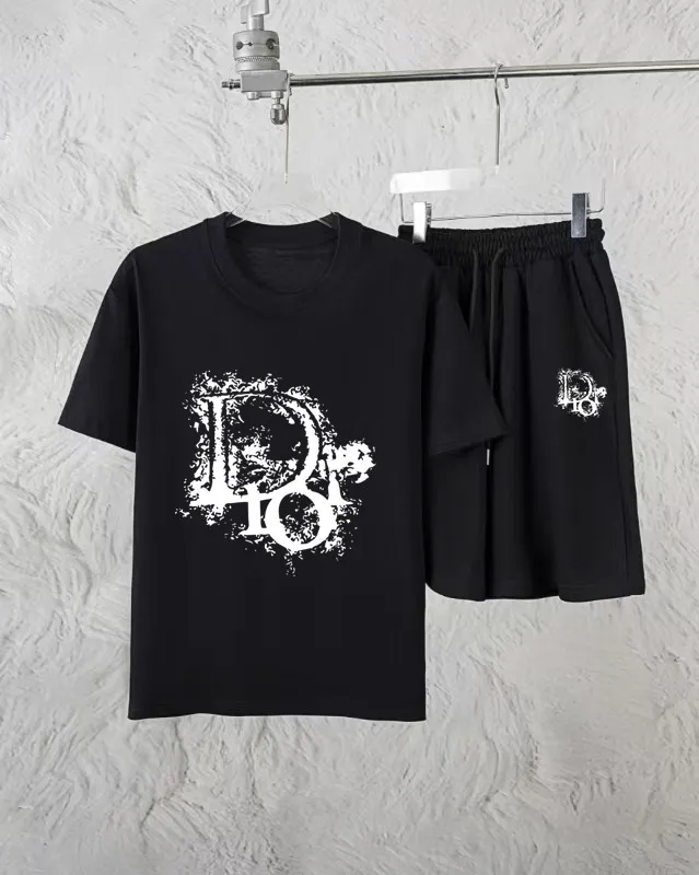 🅿️300 Dior Exclusively supplies the new trendy men’s fashionable round neck short-sleeved shorts suit, trendy and fashionable casual short-sleeved suit! It has high breathability and comfort, impeccable details, and brand element design concept, reflecting high quality. It presents a casual cut and the upper body shape is great! Material: 260g double yarn pure cotton short sleeves + 360g pure cotton terry shorts Size: S-XXL 🔥 (please state your height and weight when placing an order)