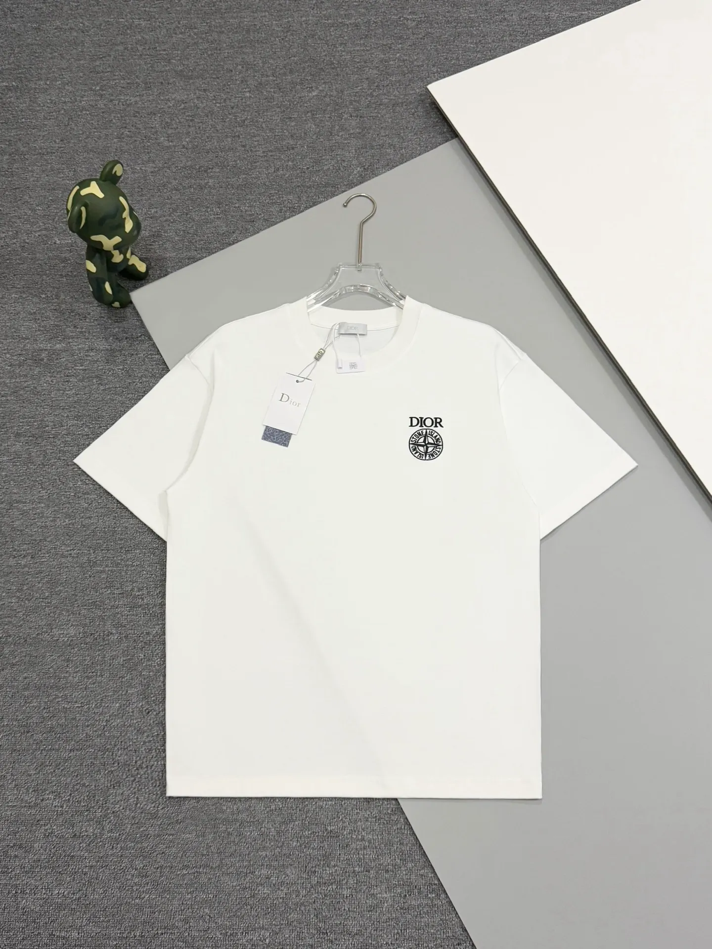 🅿️190 [High quality] 25ss new exclusive limited edition Dior x stone island diorx stone island x joint 🪡 embroidery pattern As the leader in the luxury world, D House is well-deserved. The first thing that catches the eye is the two styles of loose and comfortable black and white solid colors~~ The ribbed round collar has become the best modification of its version, while D House has the upper body logo listed on the chest, and the unique letter logo patch embroidery design highlights the texture! The most traditional modification method combined with the simplest color scale contrast forms the strongest and direct contrast, and this is often the most concise and clear minimalist modification method~~A nostalgic classic atmosphere also spreads in this work inadvertently! ! It is unique and made of 280 grams of cotton material. It is unparalleled in terms of upper body comfort. It can be said to be a must-have companion in summer. Its excellent breathability and comfortable wearing feel are unparalleled~ Recommended! ! Color: Black White Size: s-xL