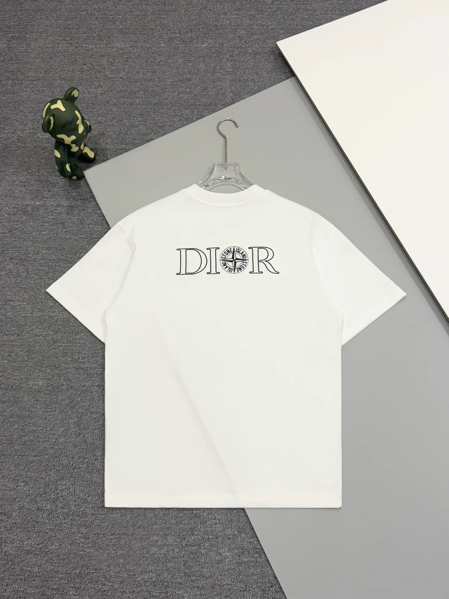 🅿️190 [High quality] 25ss new exclusive limited edition Dior x stone island diorx stone island x joint 🪡 embroidery pattern As the leader in the luxury world, D House is well-deserved. The first thing that catches the eye is the two styles of loose and comfortable black and white solid colors~~ The ribbed round collar has become the best modification of its version, while D House has the upper body logo listed on the chest, and the unique letter logo patch embroidery design highlights the texture! The most traditional modification method combined with the simplest color scale contrast forms the strongest and direct contrast, and this is often the most concise and clear minimalist modification method~~A nostalgic classic atmosphere also spreads in this work inadvertently! ! It is unique and made of 280 grams of cotton material. It is unparalleled in terms of upper body comfort. It can be said to be a must-have companion in summer. Its excellent breathability and comfortable wearing feel are unparalleled~ Recommended! ! Color: Black White Size: s-xL