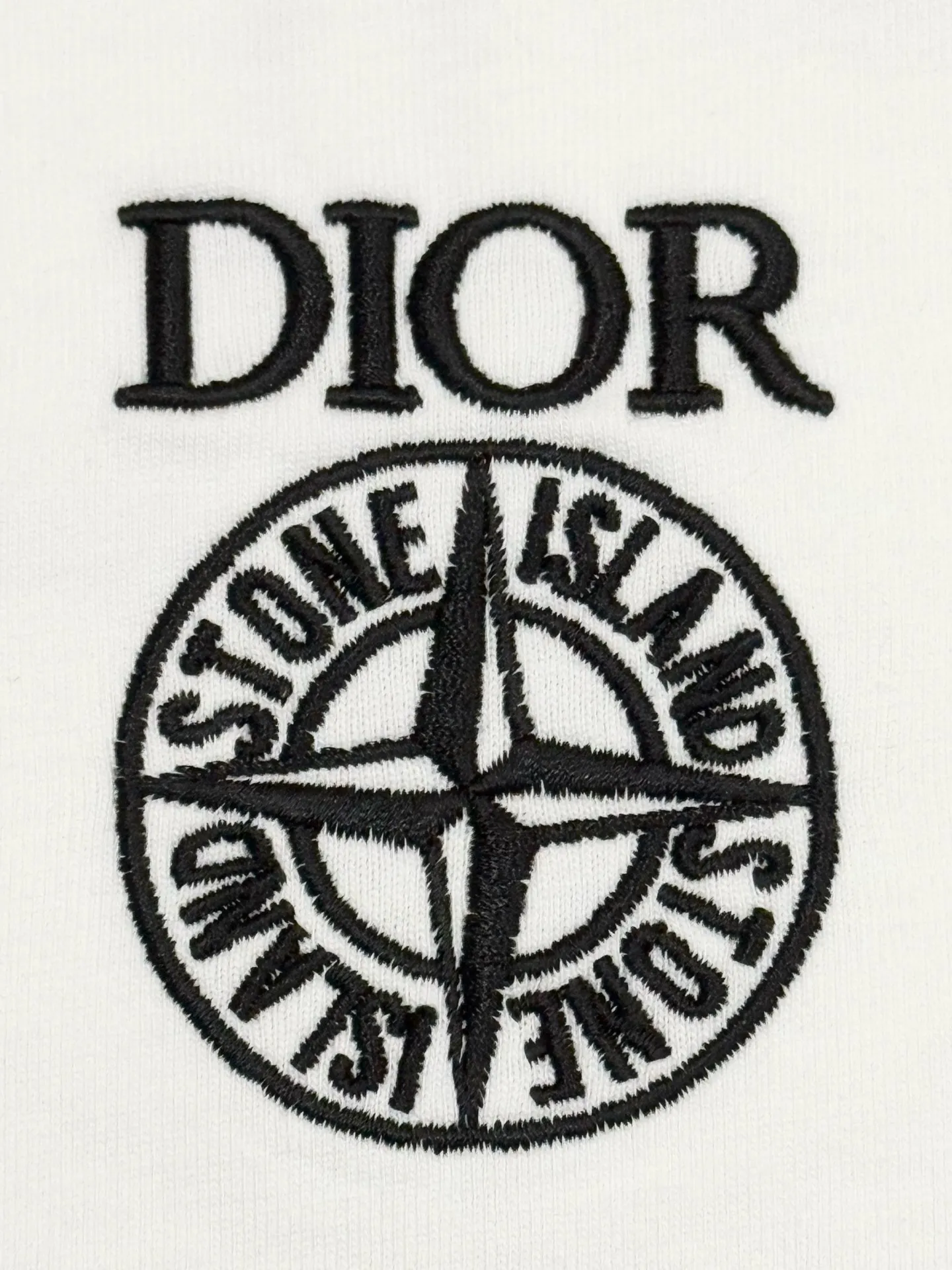 🅿️190 [High quality] 25ss new exclusive limited edition Dior x stone island diorx stone island x joint 🪡 embroidery pattern As the leader in the luxury world, D House is well-deserved. The first thing that catches the eye is the two styles of loose and comfortable black and white solid colors~~ The ribbed round collar has become the best modification of its version, while D House has the upper body logo listed on the chest, and the unique letter logo patch embroidery design highlights the texture! The most traditional modification method combined with the simplest color scale contrast forms the strongest and direct contrast, and this is often the most concise and clear minimalist modification method~~A nostalgic classic atmosphere also spreads in this work inadvertently! ! It is unique and made of 280 grams of cotton material. It is unparalleled in terms of upper body comfort. It can be said to be a must-have companion in summer. Its excellent breathability and comfortable wearing feel are unparalleled~ Recommended! ! Color: Black White Size: s-xL