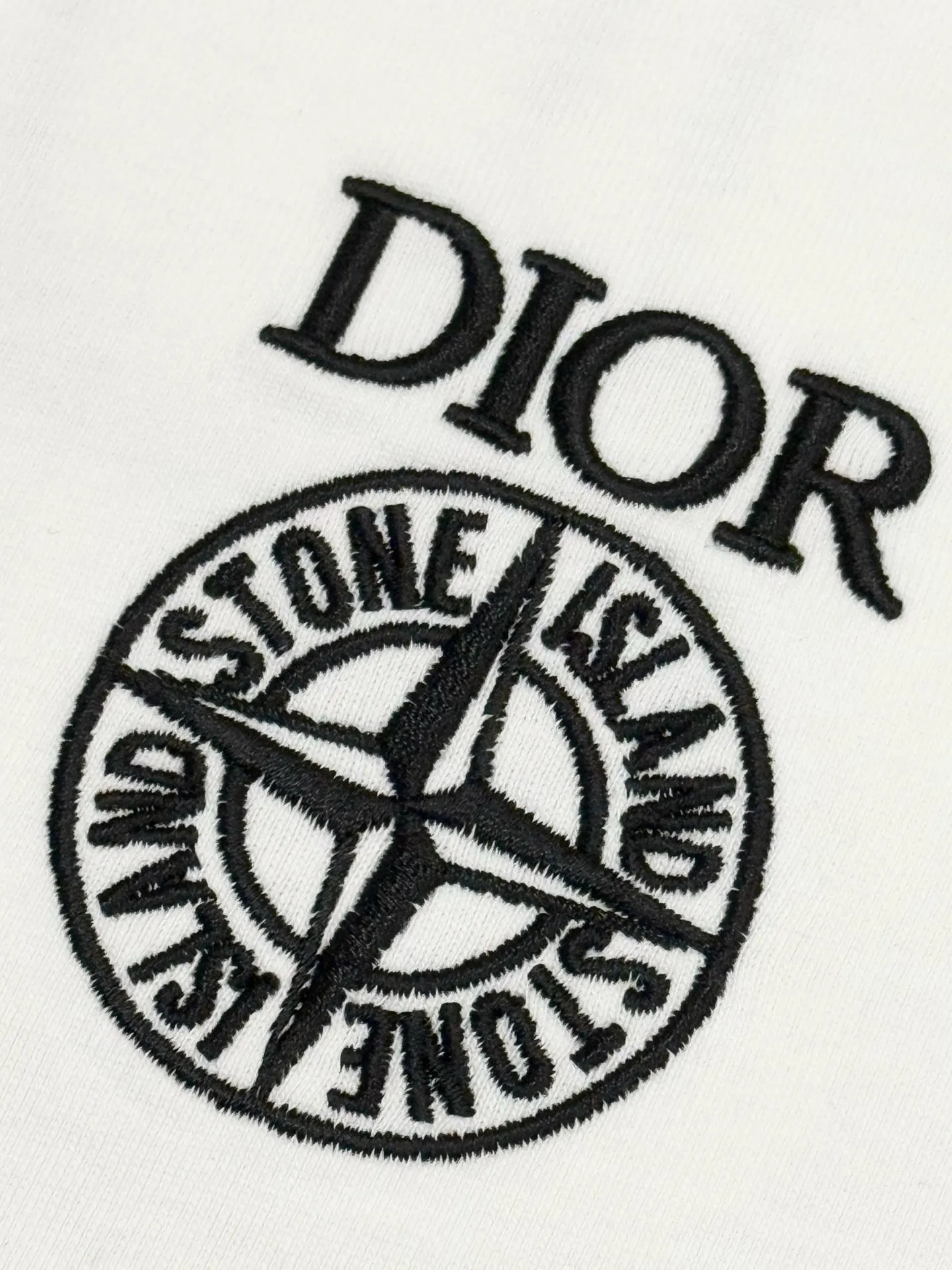 🅿️190 [High quality] 25ss new exclusive limited edition Dior x stone island diorx stone island x joint 🪡 embroidery pattern As the leader in the luxury world, D House is well-deserved. The first thing that catches the eye is the two styles of loose and comfortable black and white solid colors~~ The ribbed round collar has become the best modification of its version, while D House has the upper body logo listed on the chest, and the unique letter logo patch embroidery design highlights the texture! The most traditional modification method combined with the simplest color scale contrast forms the strongest and direct contrast, and this is often the most concise and clear minimalist modification method~~A nostalgic classic atmosphere also spreads in this work inadvertently! ! It is unique and made of 280 grams of cotton material. It is unparalleled in terms of upper body comfort. It can be said to be a must-have companion in summer. Its excellent breathability and comfortable wearing feel are unparalleled~ Recommended! ! Color: Black White Size: s-xL