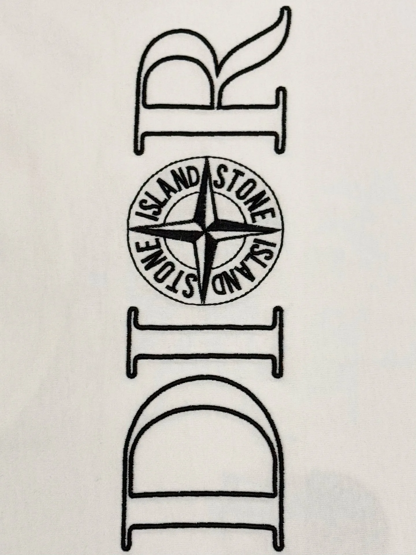 🅿️190 [High quality] 25ss new exclusive limited edition Dior x stone island diorx stone island x joint 🪡 embroidery pattern As the leader in the luxury world, D House is well-deserved. The first thing that catches the eye is the two styles of loose and comfortable black and white solid colors~~ The ribbed round collar has become the best modification of its version, while D House has the upper body logo listed on the chest, and the unique letter logo patch embroidery design highlights the texture! The most traditional modification method combined with the simplest color scale contrast forms the strongest and direct contrast, and this is often the most concise and clear minimalist modification method~~A nostalgic classic atmosphere also spreads in this work inadvertently! ! It is unique and made of 280 grams of cotton material. It is unparalleled in terms of upper body comfort. It can be said to be a must-have companion in summer. Its excellent breathability and comfortable wearing feel are unparalleled~ Recommended! ! Color: Black White Size: s-xL