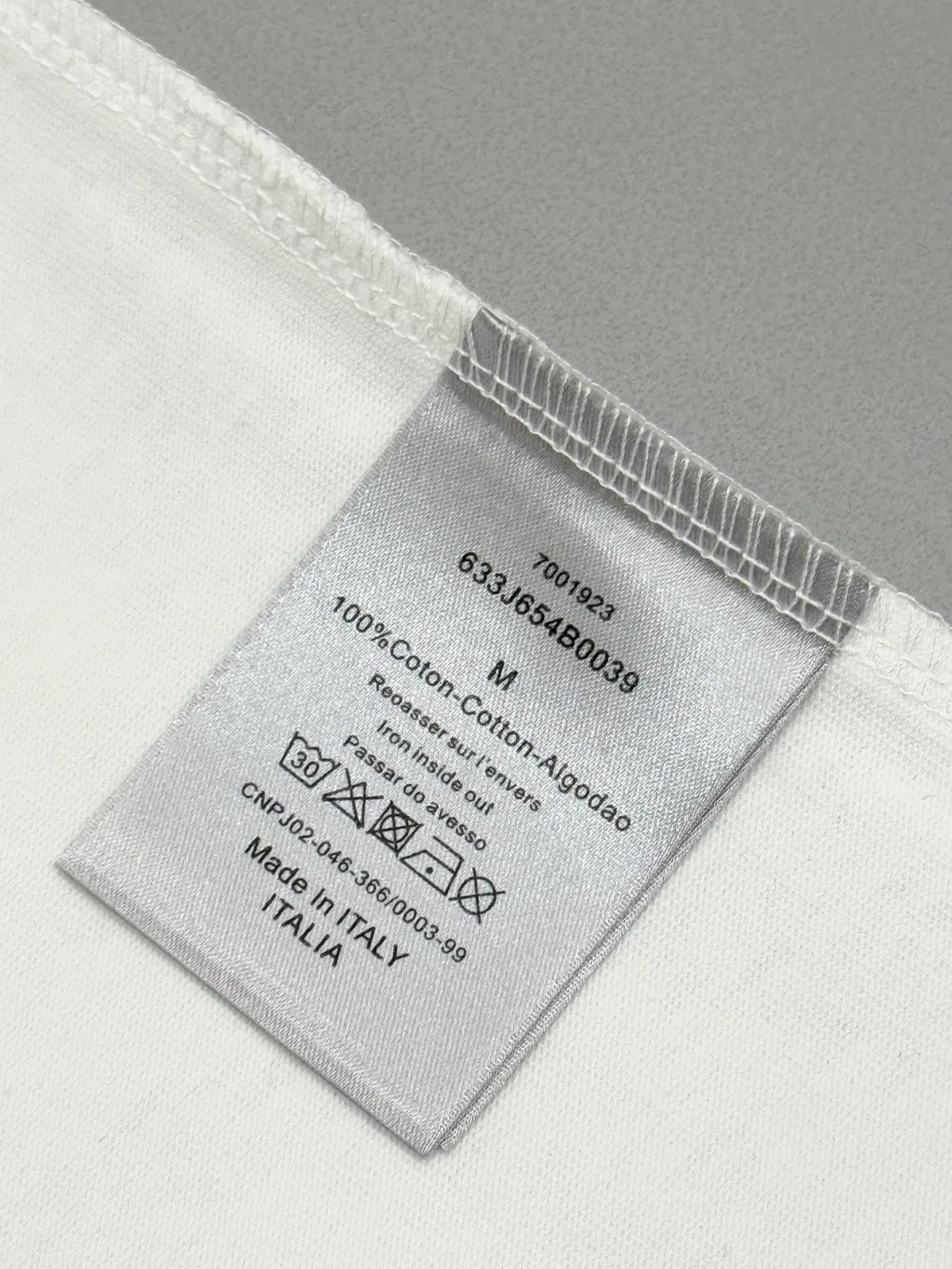 🅿️190 [High quality] 25ss new exclusive limited edition Dior x stone island diorx stone island x joint 🪡 embroidery pattern As the leader in the luxury world, D House is well-deserved. The first thing that catches the eye is the two styles of loose and comfortable black and white solid colors~~ The ribbed round collar has become the best modification of its version, while D House has the upper body logo listed on the chest, and the unique letter logo patch embroidery design highlights the texture! The most traditional modification method combined with the simplest color scale contrast forms the strongest and direct contrast, and this is often the most concise and clear minimalist modification method~~A nostalgic classic atmosphere also spreads in this work inadvertently! ! It is unique and made of 280 grams of cotton material. It is unparalleled in terms of upper body comfort. It can be said to be a must-have companion in summer. Its excellent breathability and comfortable wearing feel are unparalleled~ Recommended! ! Color: Black White Size: s-xL