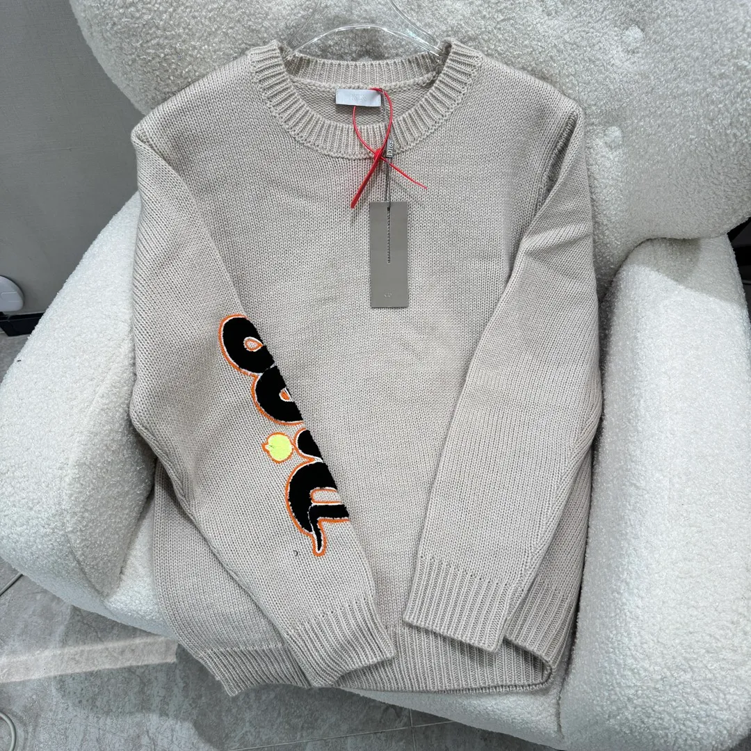🅿️380 DIOR CD Sheep Wool Blended Jersey Sweater This sweater is a new product of the 2024 Spring and Summer Men's Wear Series. It comes from the AND OTANIWORKSHOP joint series. The sleeves display brand embroidery. The sleeves are embroidered with snake pattern design. Carefully made with wool blended jersey fabric. Round neck design presents a fashionable burnt effect style. It can be matched with all kinds of casual clothing to create a classic look. The patch pattern is a combination of stitch embroidery and needle embroidery. The theme pattern uses needle embroidery, using finer wool. The pattern is formed by inserting stitches, which has a unique texture and artistic effect. The cuff wool embroidery thread is inserted into the needle embroidery process. The needles are interwoven with needles of different lengths to achieve an uneven effect. The embroidery surface is specially treated, and wool is used to embroider the embroidery. Its fineness makes the silk thread smooth and smooth. Then the flat embroidery stitch is used to finish the overall embroidery pattern. The body is designed with irregular holes. It has a casual and uninhibited design and feels fluffy. It has high resilience and is not restrictive. When washing, the focus is on creating the velvety texture of cashmere itself. It is soft to the touch, not sticky, and does not stick to the body.